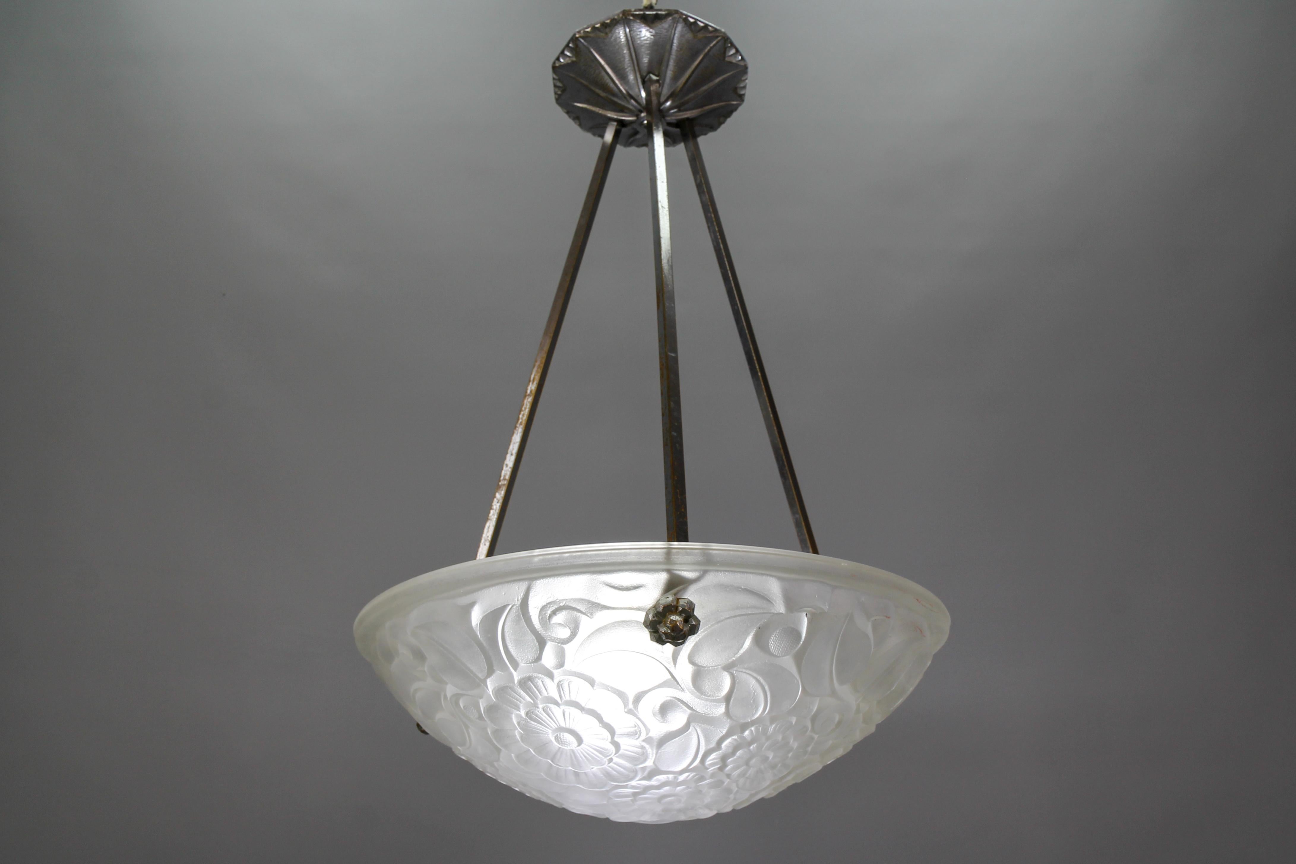 French Art Deco Frosted Glass and Chromed Brass Pendant Light by Primaflore In Good Condition For Sale In Barntrup, DE