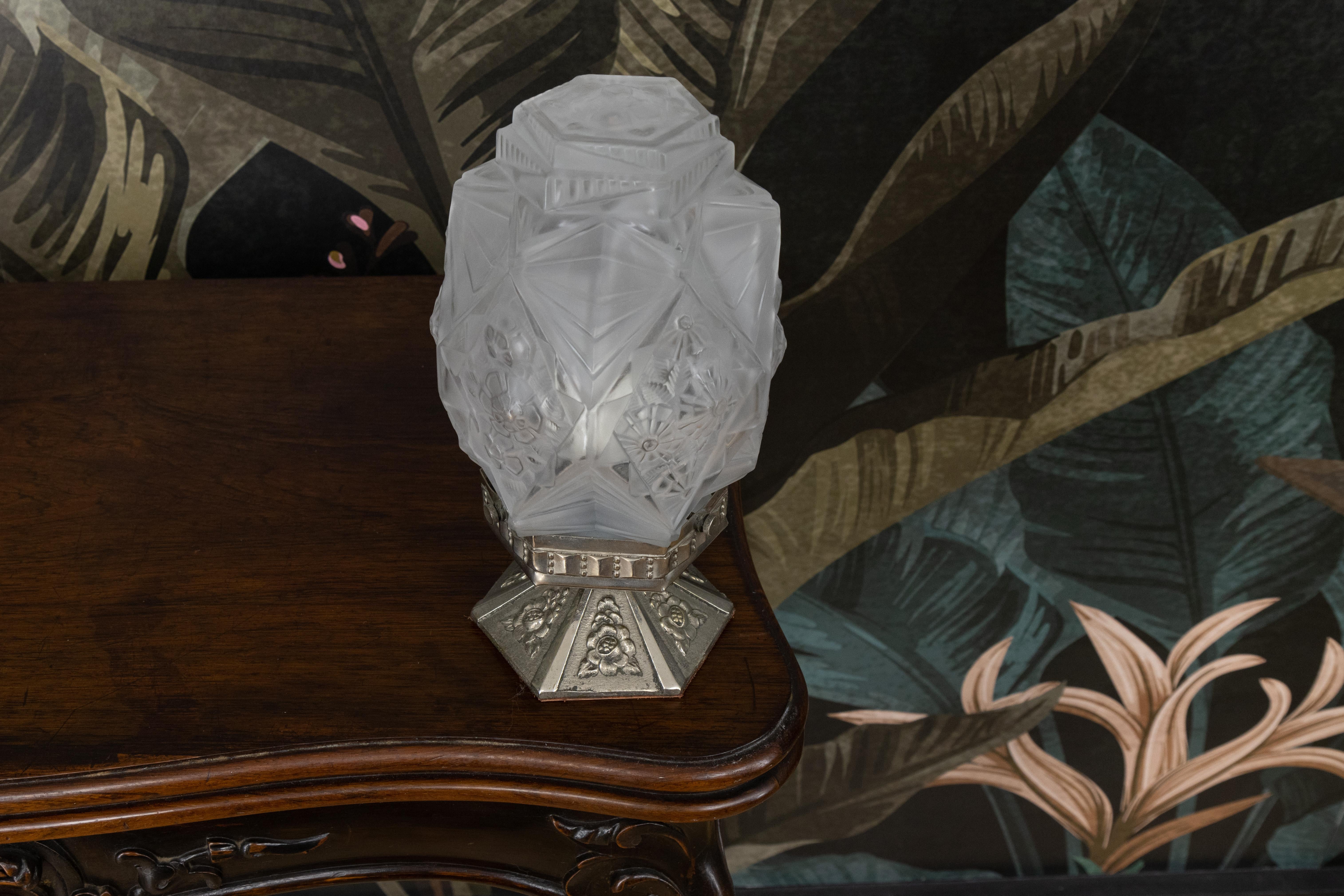 Lámpara de mesa francesa Art Déco de vidrio esmerilado y latón niquelado, años 30 en Bueno estado para la venta en Barntrup, DE