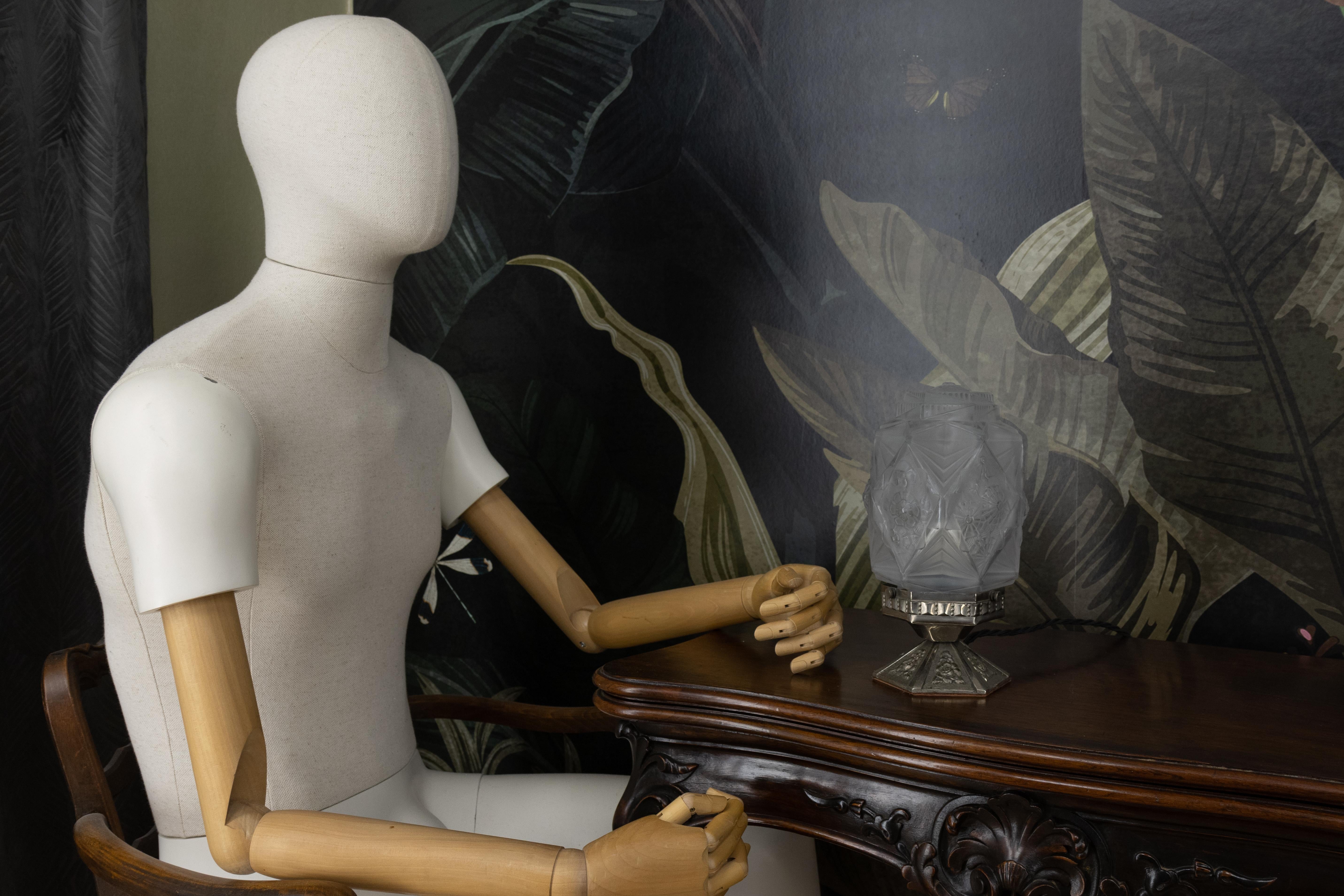 Lámpara de mesa francesa Art Déco de vidrio esmerilado y latón niquelado, años 30 mediados del siglo XX en venta