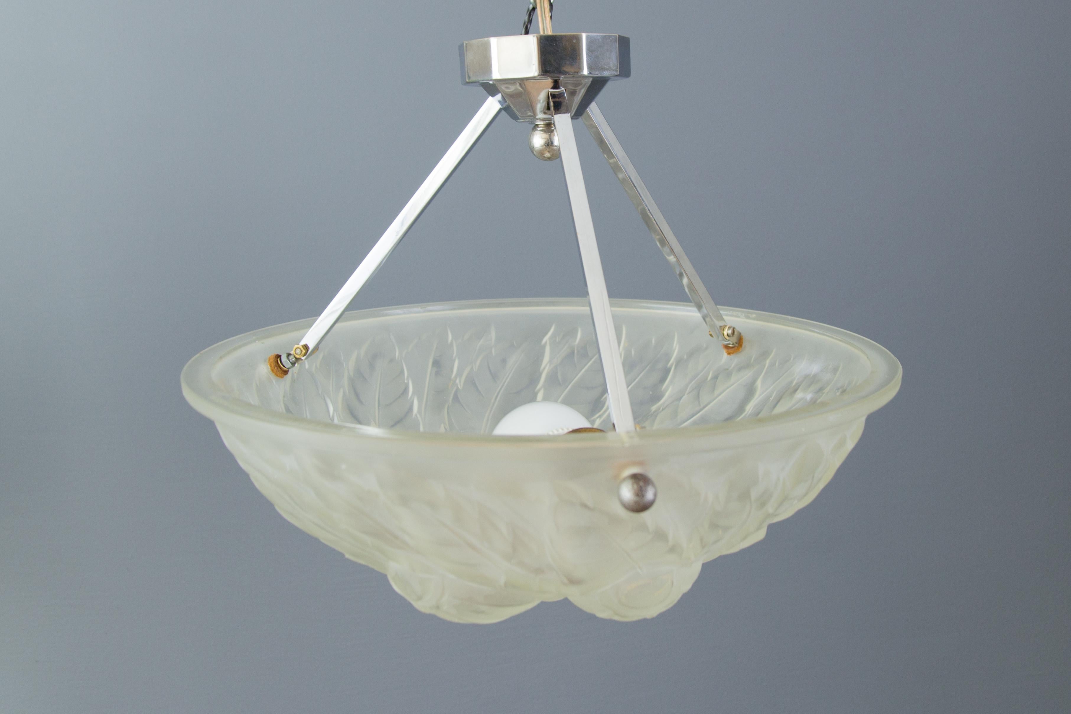 Mid-20th Century French Art Deco Frosted Glass Pendant Chandelier by Verrerie des Vosges, 1930s