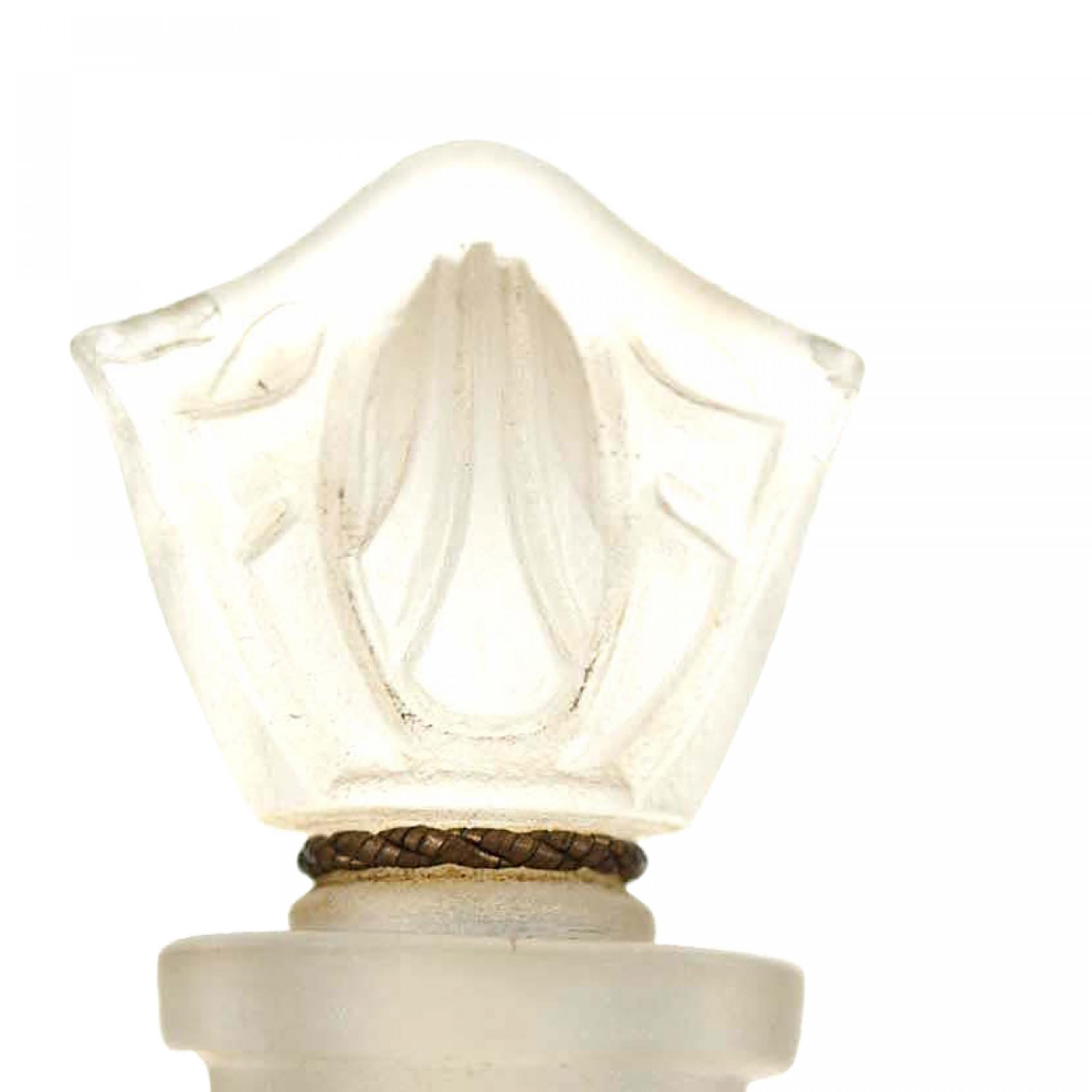 Bottiglia di profumo francese in vetro smerigliato ovoidale Art Decor con disegno decorativo modellato e tappo abbinato.