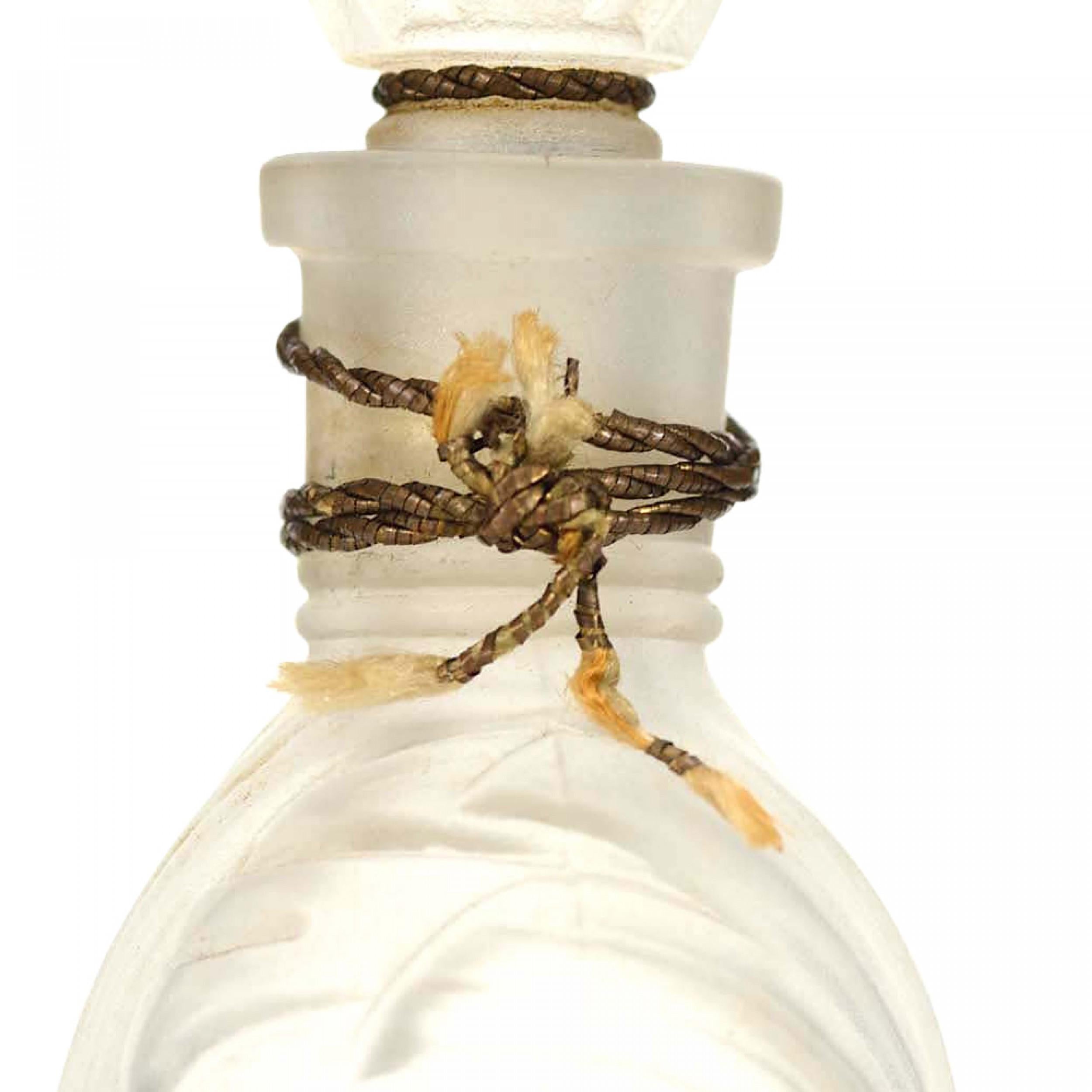 Art Déco Bottiglia di profumo in vetro smerigliato Art Deco francese in vendita