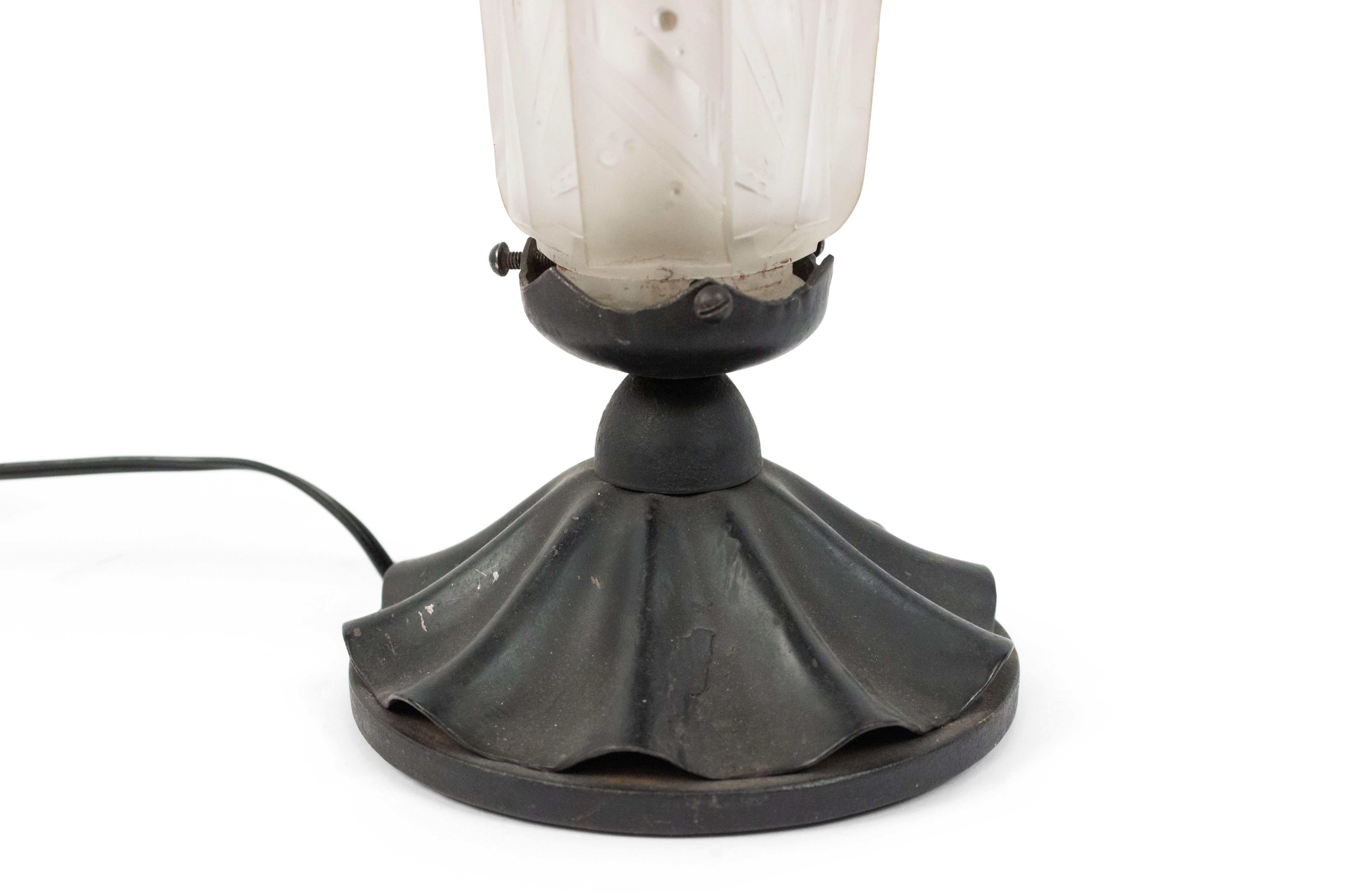 20ième siècle Lampe de bureau française Art Déco en verre dépoli en vente