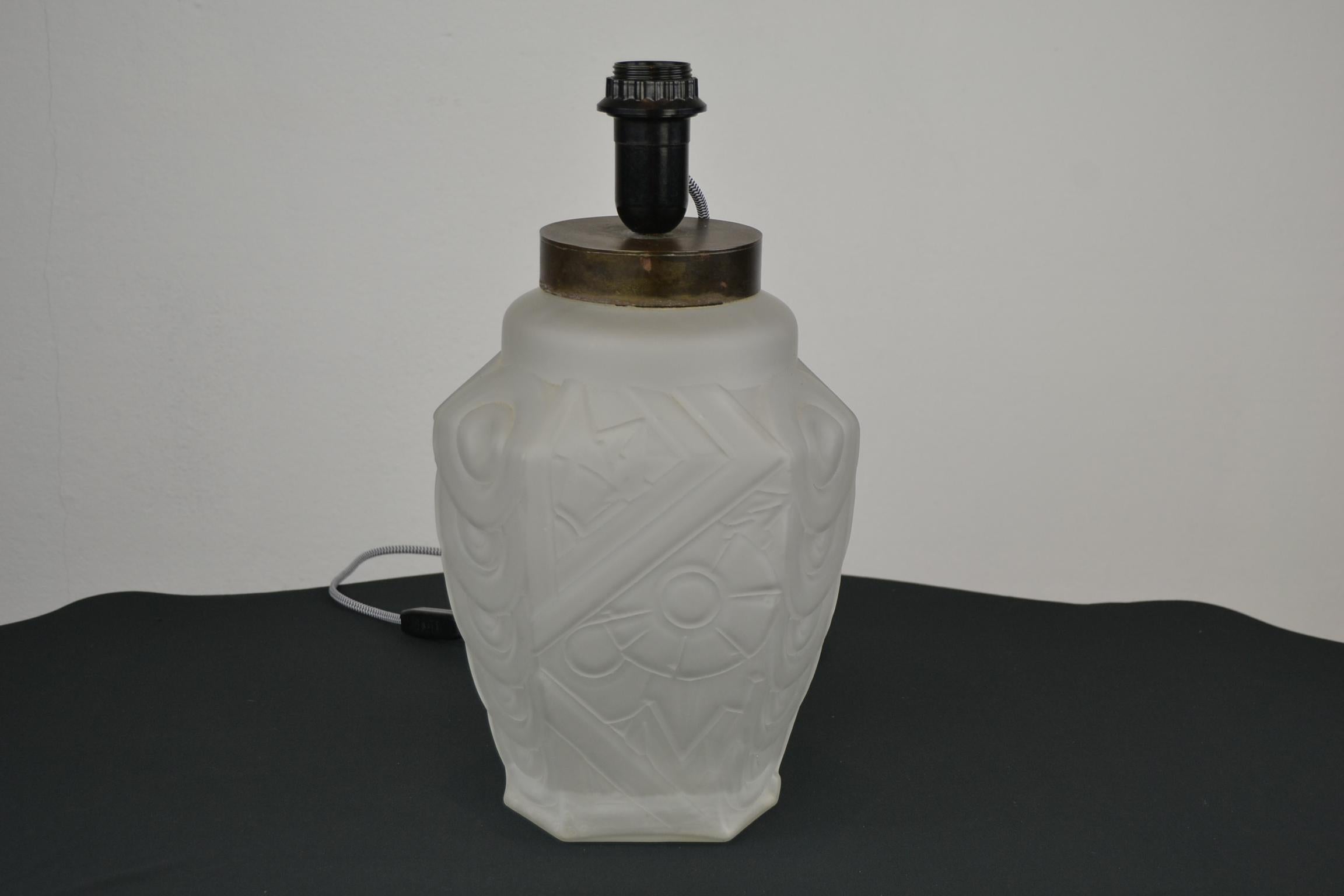 French Art Deco Frosted Moulded Pressed Table Lamp Base in the Style of Degué For Sale 6