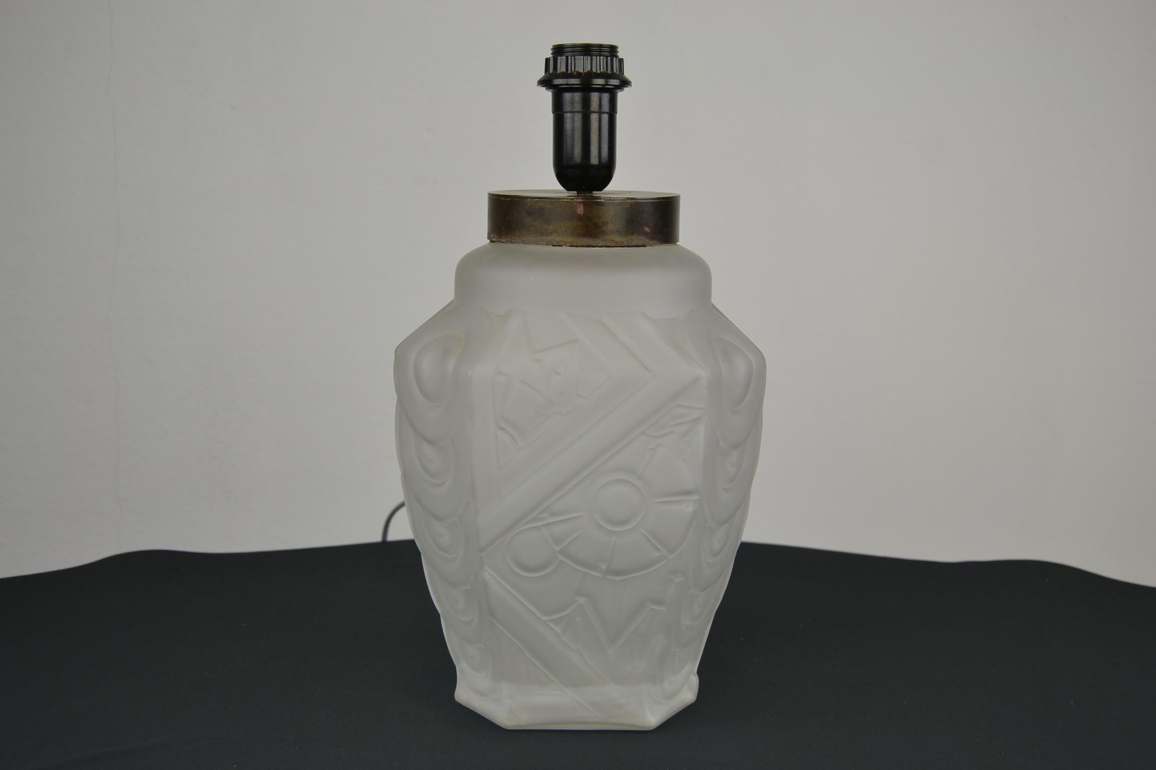 French Art Deco Frosted Moulded Pressed Table Lamp Base in the Style of Degué For Sale 7