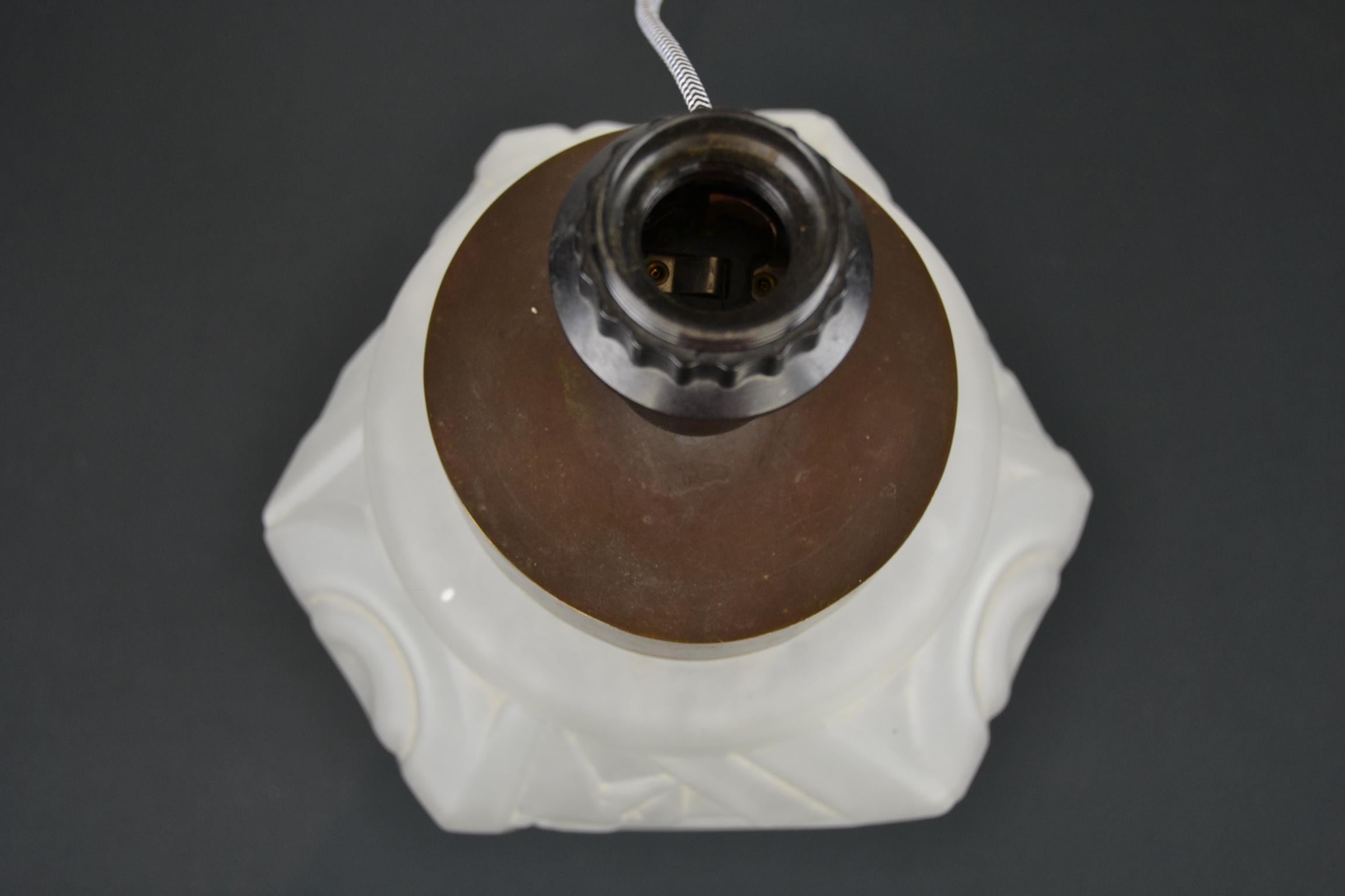 Französischer Art Déco Sockel einer gepressten:: mattierten Tischlampe im Stil von Degué im Angebot 7