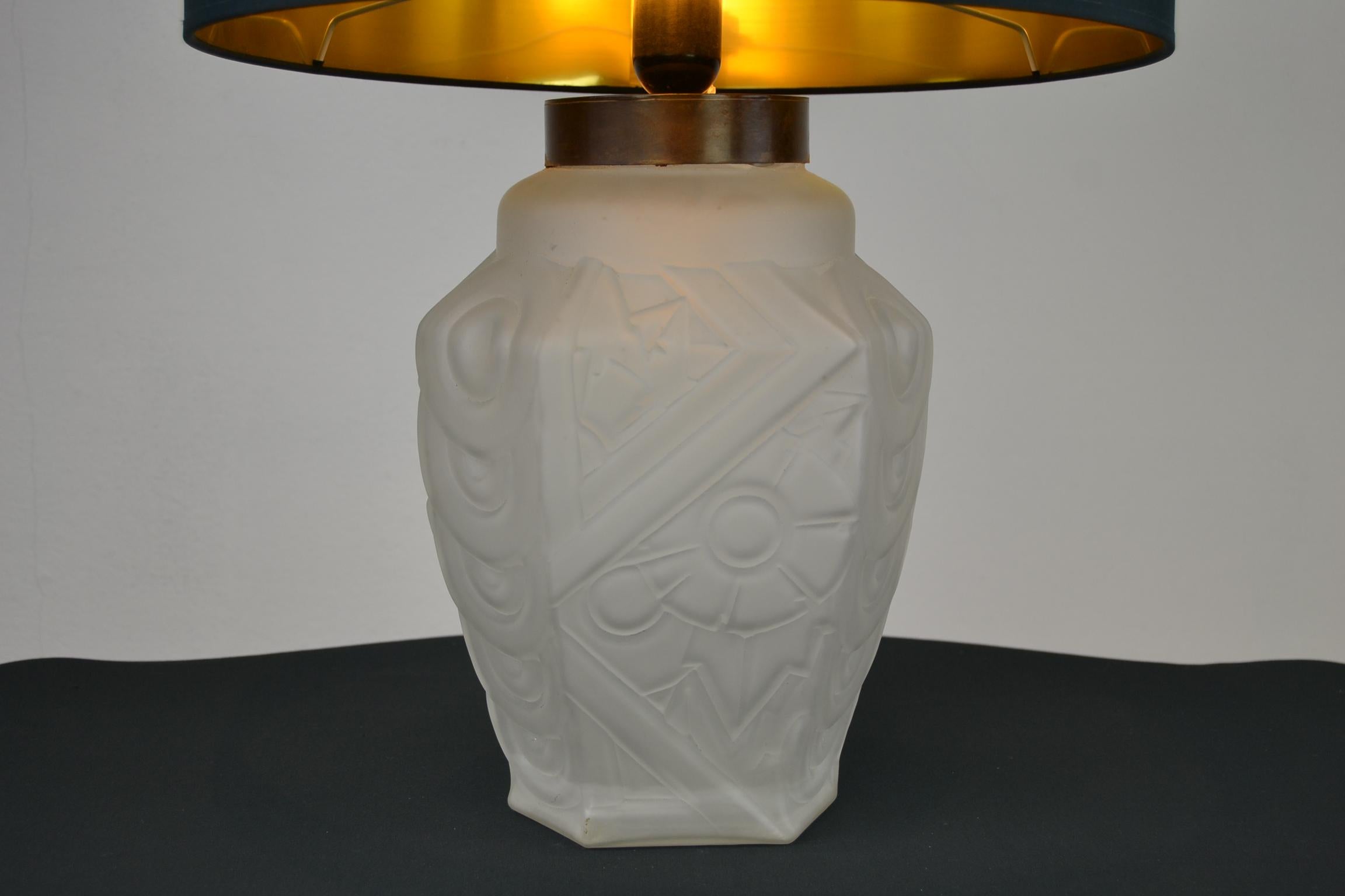 Französische Art-Déco-Tischlampe aus mattiertem Pressglas.
Diese französische Lampe hat ein geometrisches Muster im floralen Stil, eine eckige Form mit 6 Seiten. Es ist im Stil von Muller Frères, Degué und Lalique gehalten.
Dieses Glas Lampe Basis