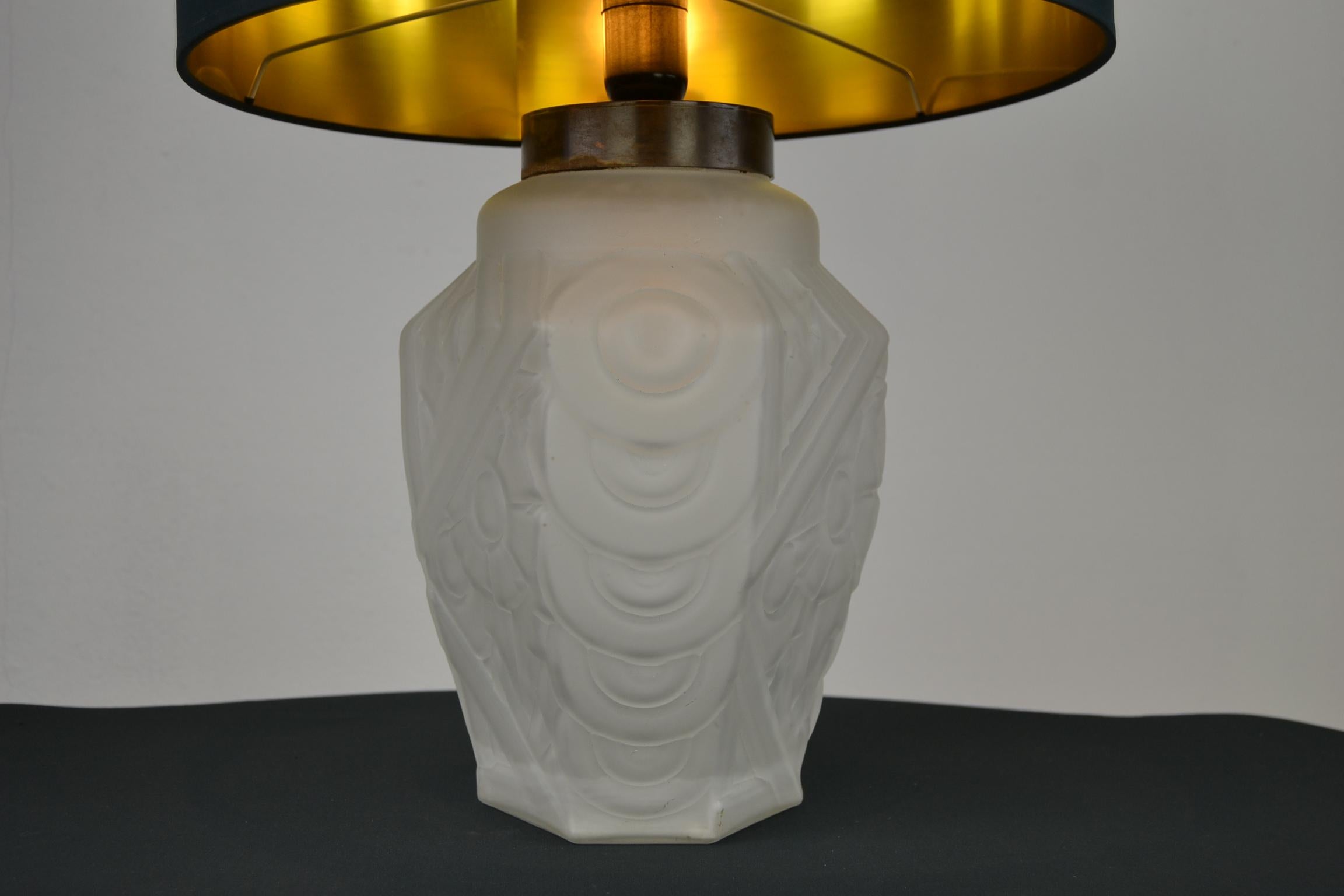 French Art Deco Frosted Moulded Pressed Table Lamp Base in the Style of Degué In Good Condition For Sale In Antwerp, BE