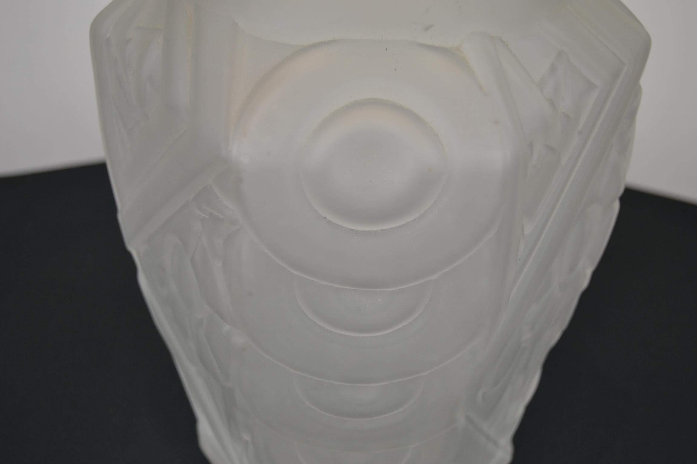 Französischer Art Déco Sockel einer gepressten:: mattierten Tischlampe im Stil von Degué (Glas) im Angebot