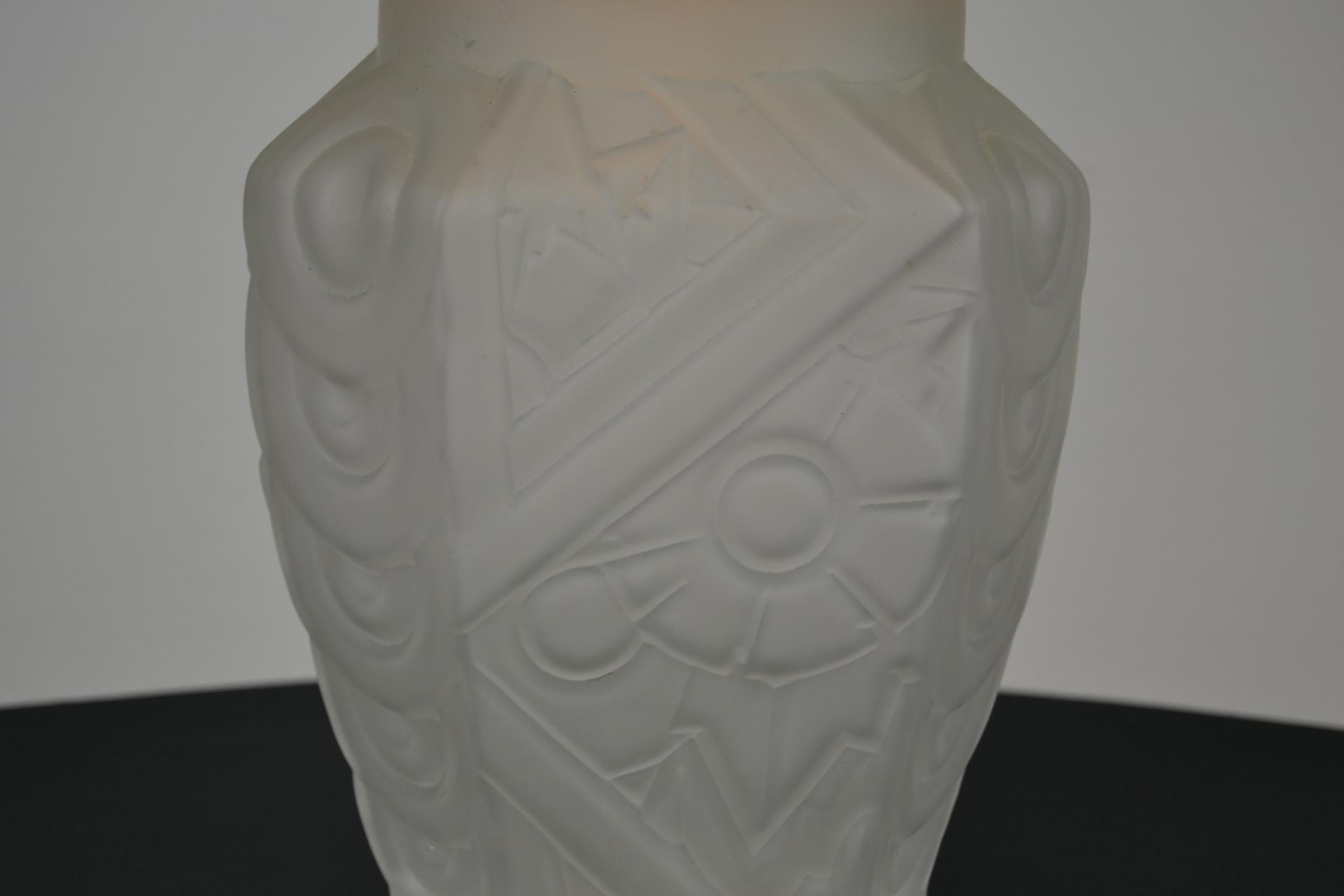 French Art Deco Frosted Moulded Pressed Table Lamp Base in the Style of Degué For Sale 3