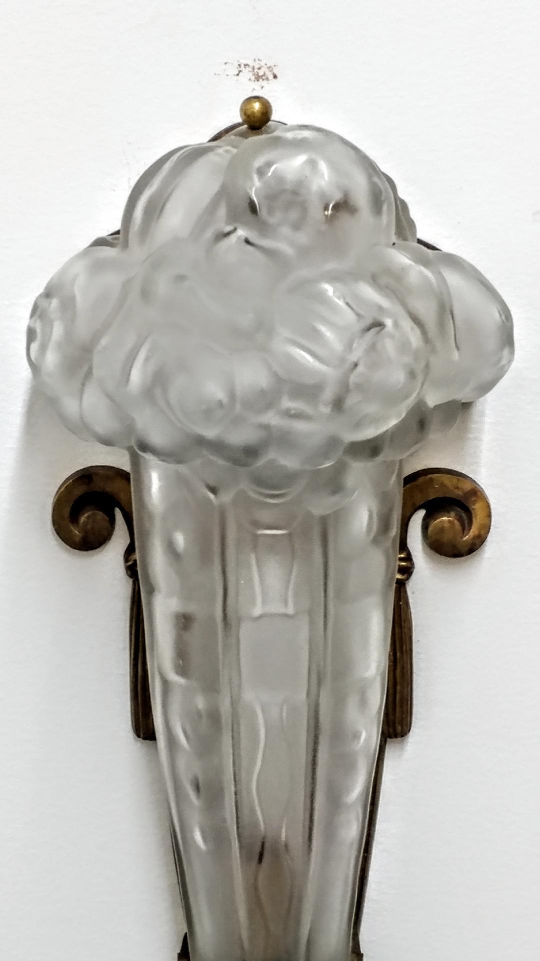 Cast A Single French Art Deco Wall Sconce by Genet et Michon  For Sale