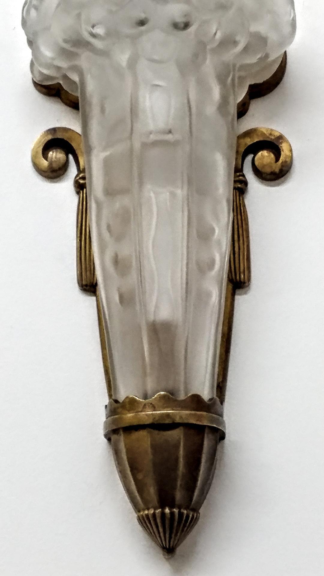 A Single French Art Deco Wall Sconce by Genet et Michon  In Good Condition For Sale In Long Island City, NY