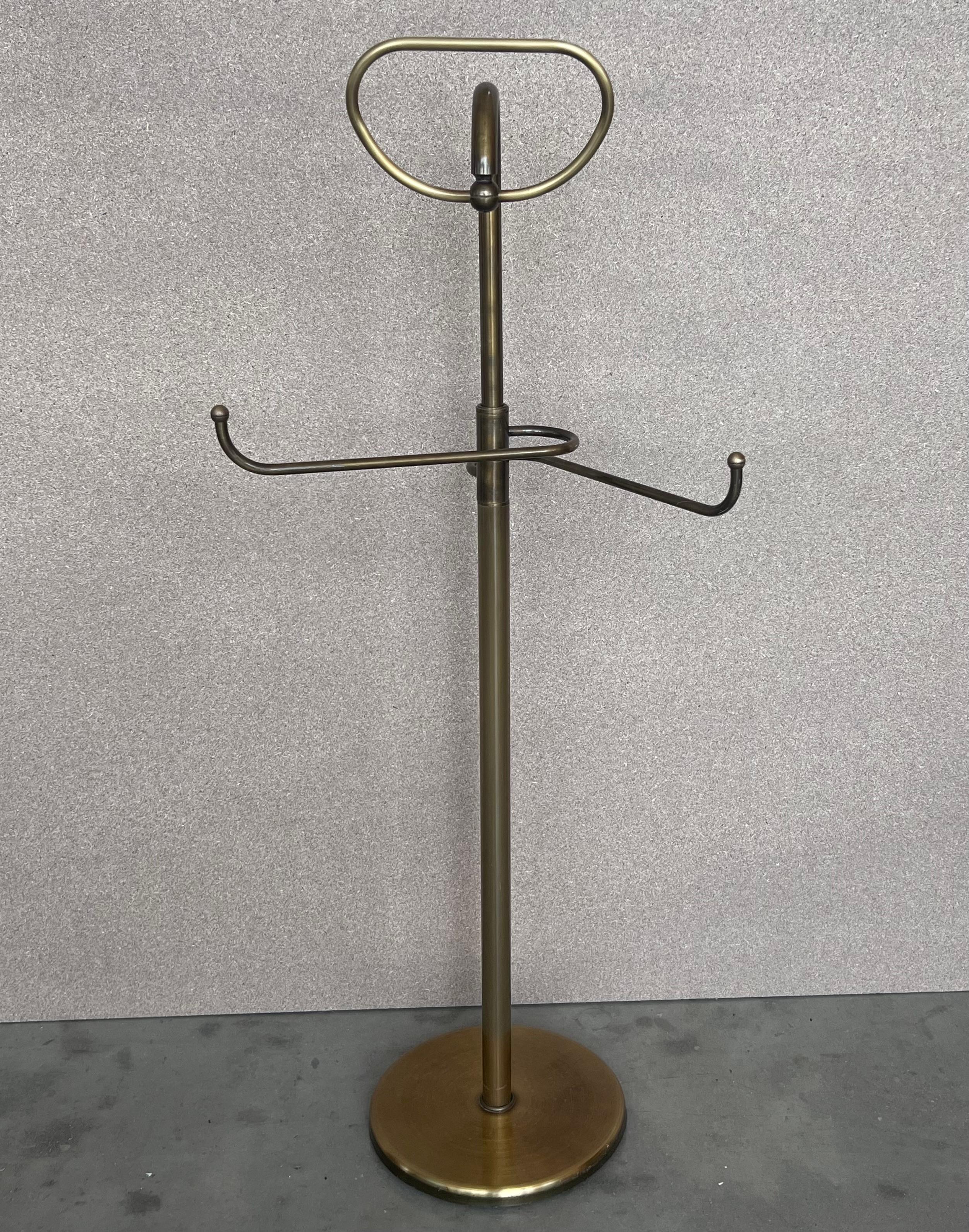 French Art Deco Gentleman's Floor Standing Brass Suit Hanger oder Dumb Valet (Art déco) im Angebot