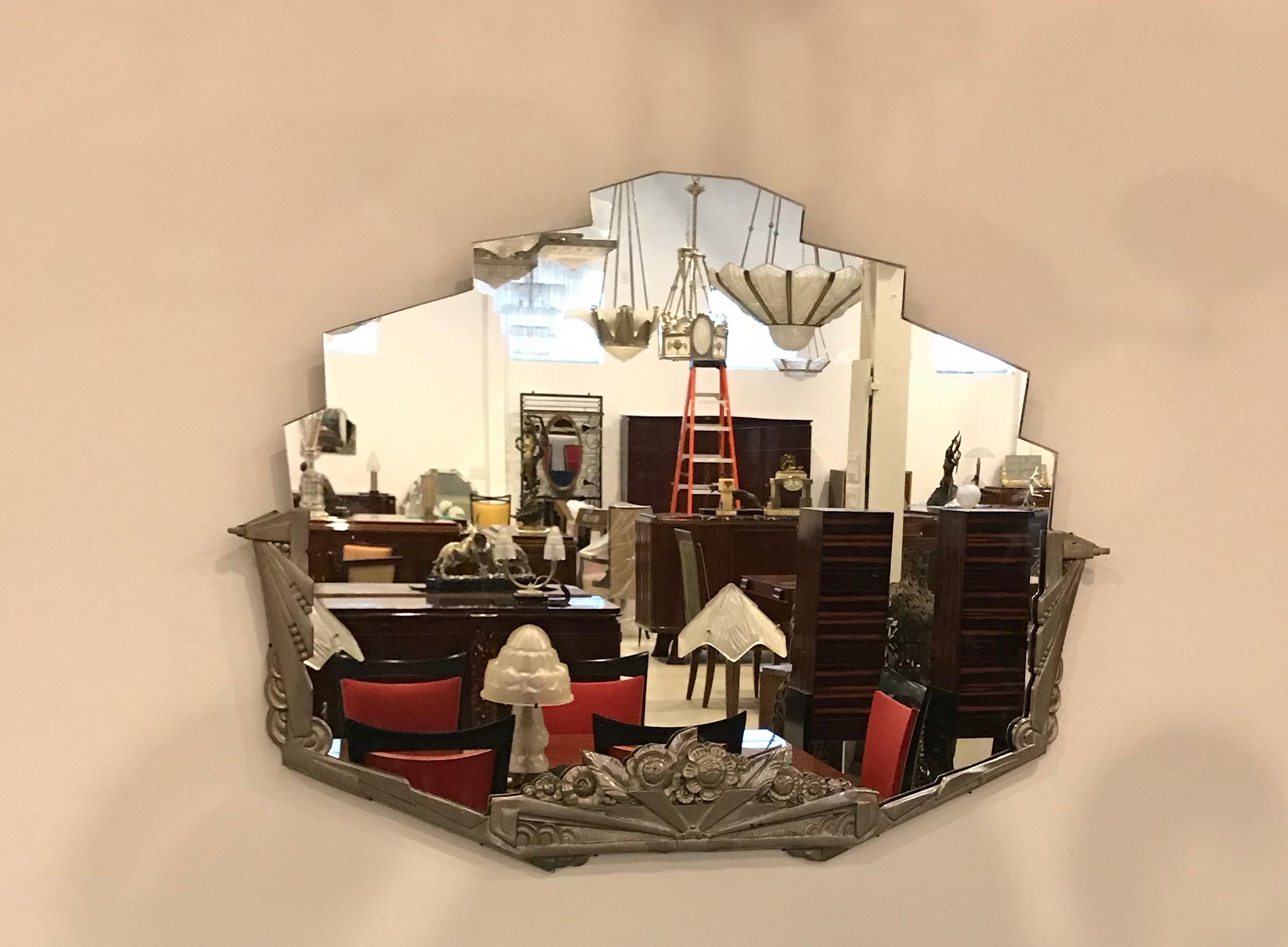 Geometrischer und geblümter französischer Art-Déco-Wandspiegel mit Wolkenkratzer-Motiv, Art déco (20. Jahrhundert) im Angebot