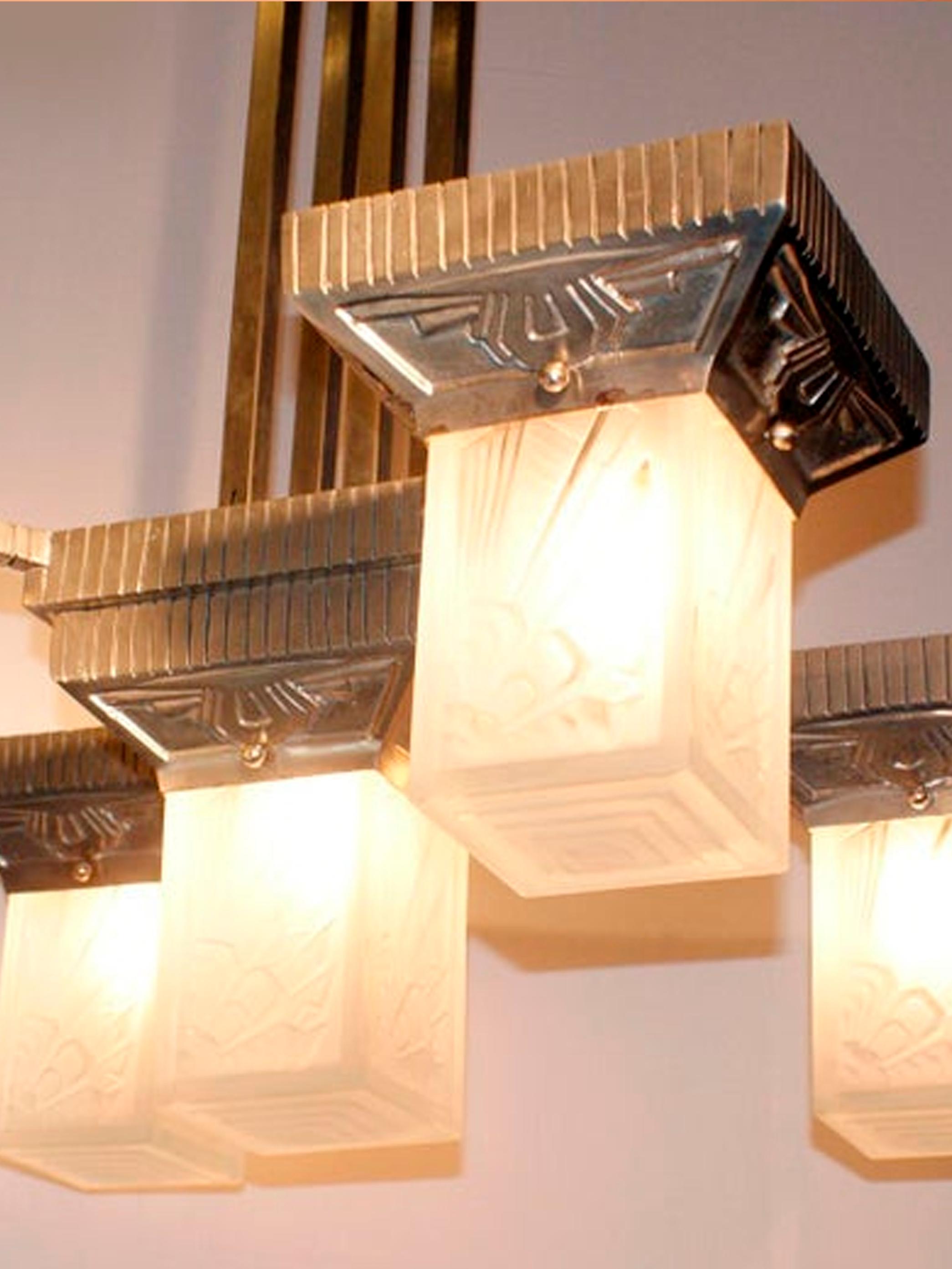 Bronzo Lampadario geometrico francese Art Déco attribuito a 