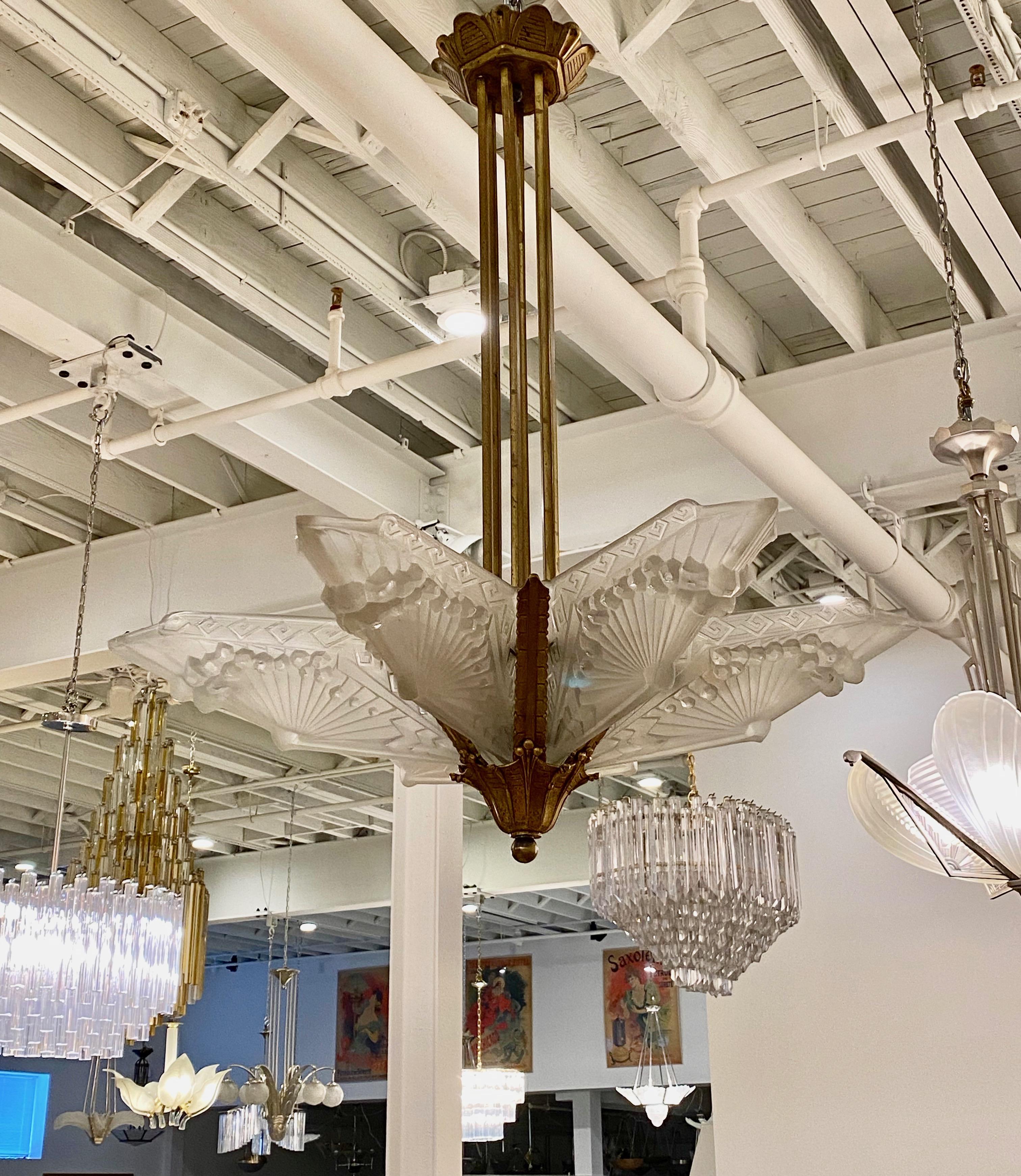 Geometrischer französischer Art-Déco-Kronleuchter, signiert von Schneider im Zustand „Gut“ im Angebot in North Bergen, NJ