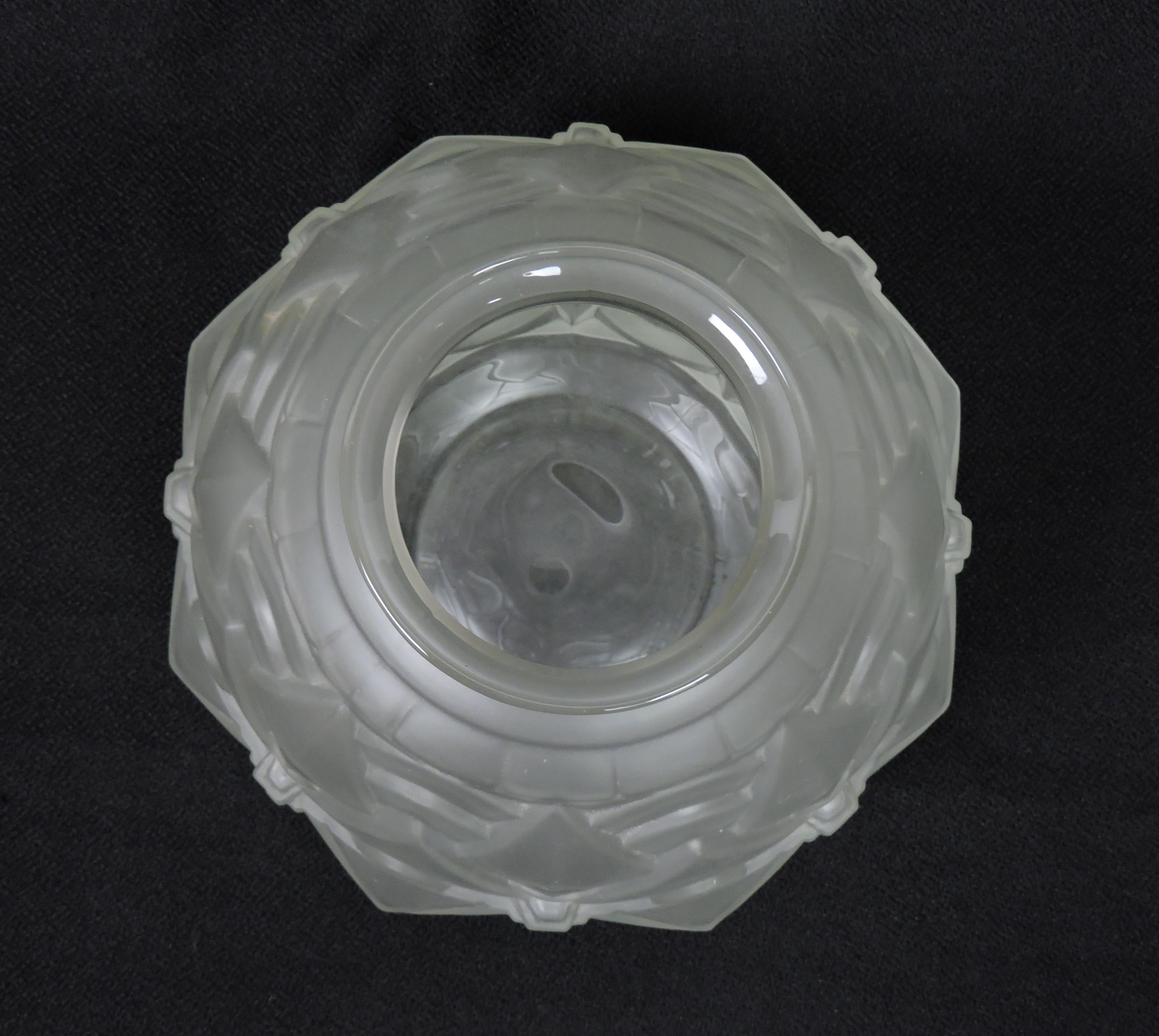 Français Vase à boules en verre dépoli Art déco français à design géométrique en vente