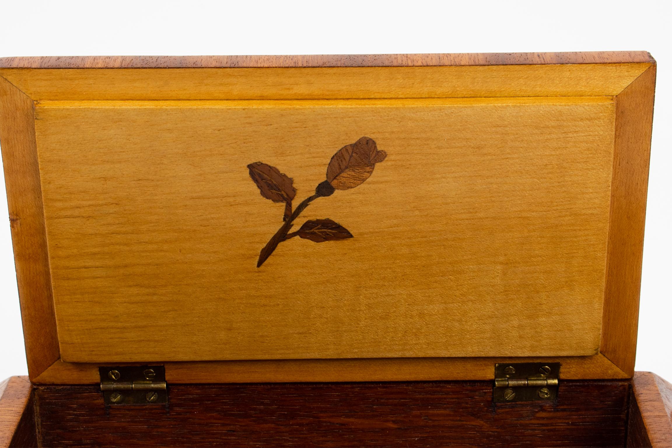 Legno Scatola francese Art Déco in legno intarsiato geometrico in vendita