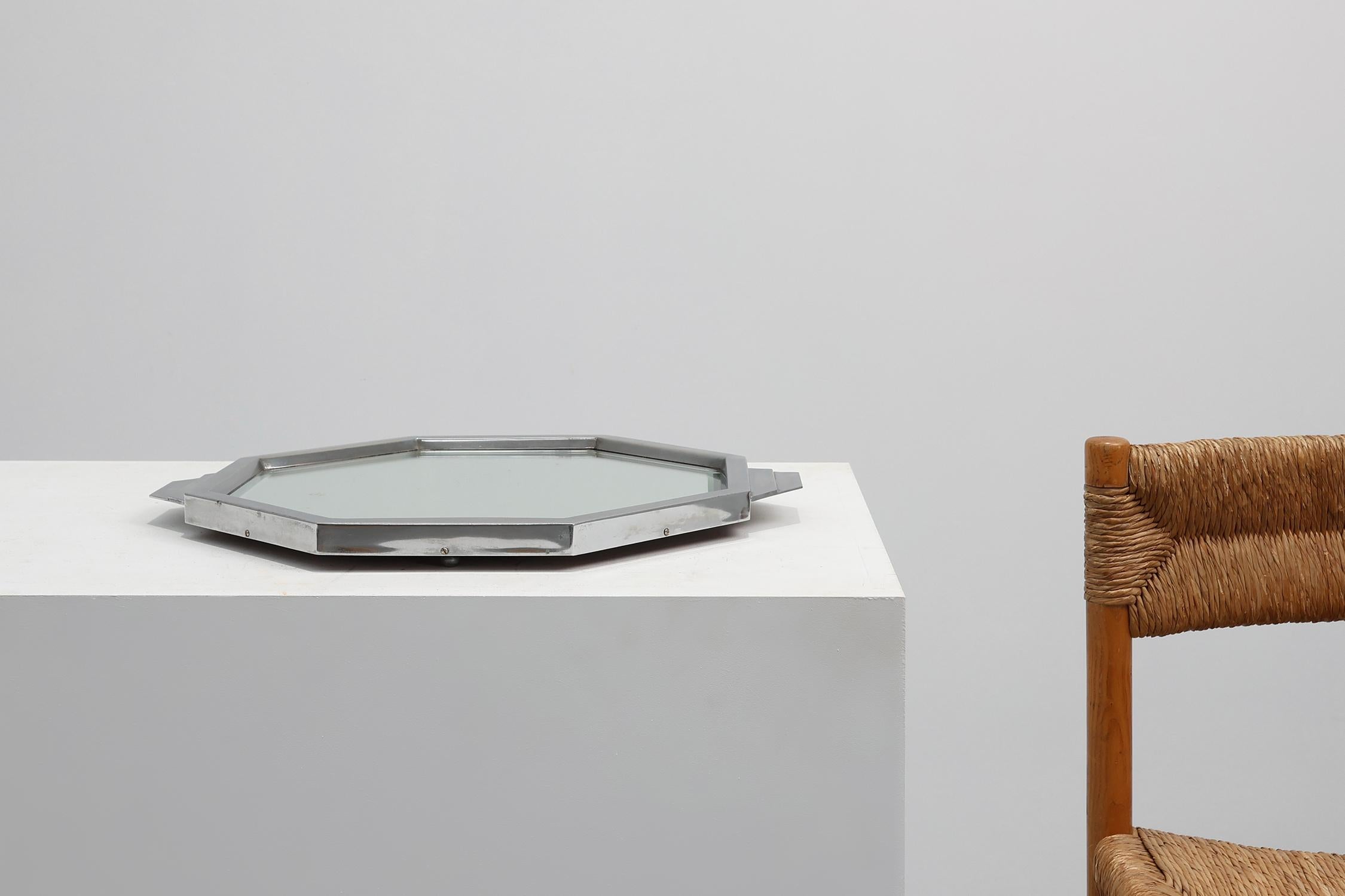 Frankreich / 1930 / Plateau  / Chrom, Spiegel / Art Deco

Ein auffälliges französisches Art-Déco-Plateau aus der Zeit um 1930 mit einer geometrischen, achteckigen Form, einem polierten Chromrahmen und einer verspiegelten Oberfläche. Dieses