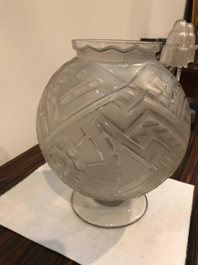 Französische Art Deco Geometrisch Signierte Sabino Vase im Zustand „Hervorragend“ im Angebot in North Bergen, NJ