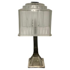 Geometrische französische Art-Déco-Tischlampe, signiert von Sabino