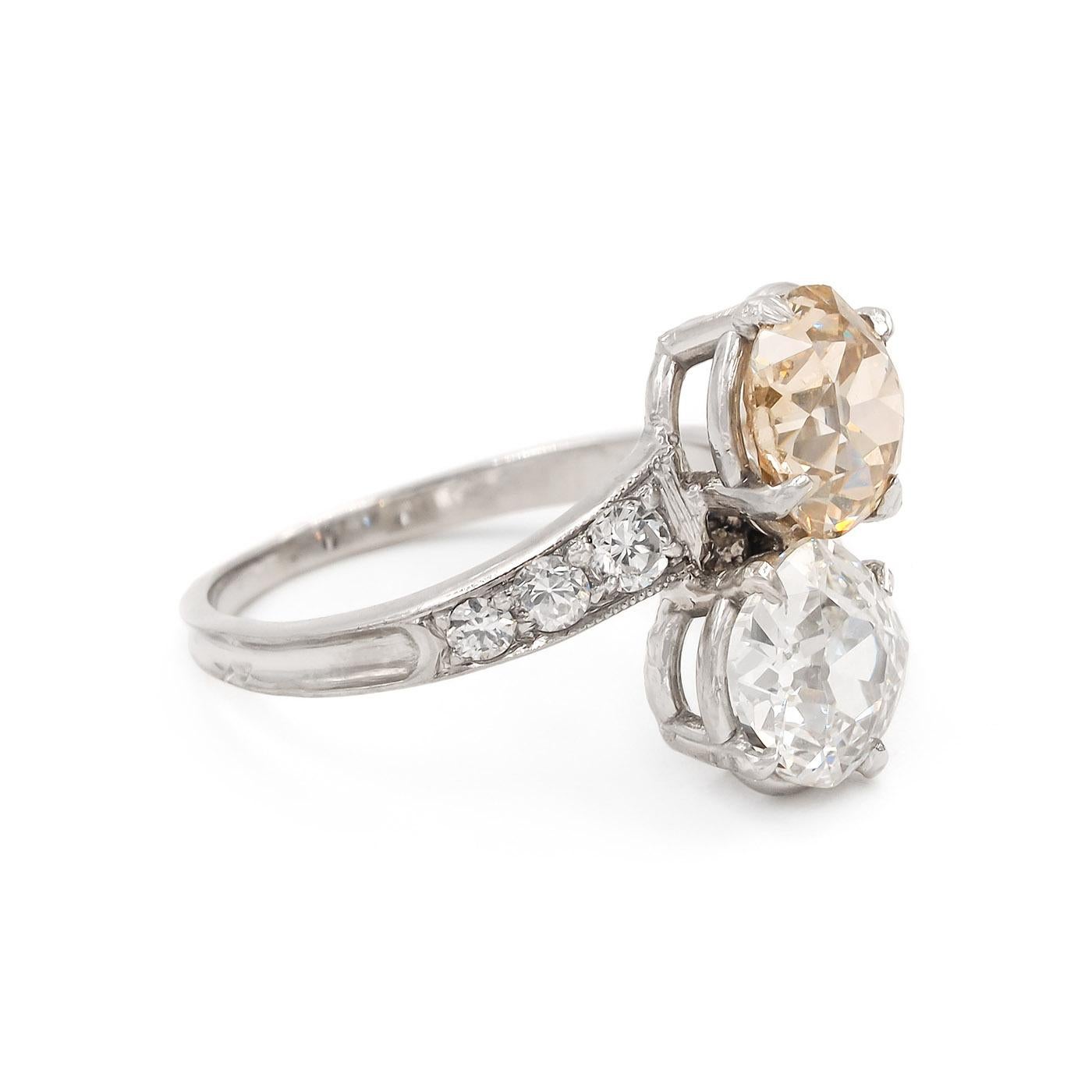 Französischer Ursprung Art Deco Ära 1.55 Ct. & 1.13 Ct. Old Mine Cut Diamond Bypassing Toi et Moi Ring, bestehend aus Platin. Die 1,55 Karat Old Mine Cut Diamant ist GIA zertifiziert zu haben Fancy Brownish Yellow Farbe & SI1 Klarheit. Die 1,13