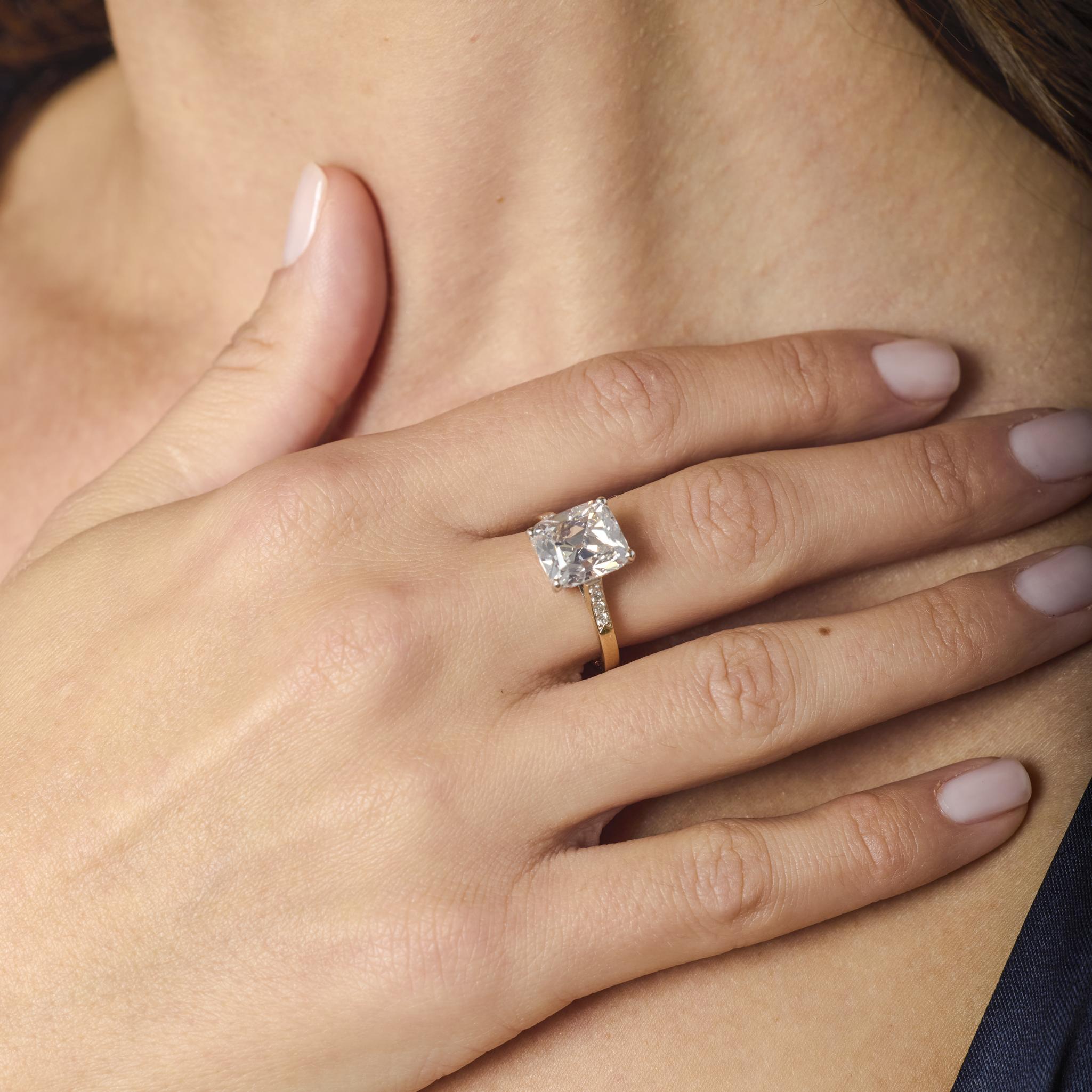 Chef-d'œuvre époustouflant de l'élégance de l'Art déco français, cette bague de fiançailles des années 1930 est centrée sur un magnifique diamant taille ancienne de 5,62 carats, dont les larges facettes et la haute couronne rayonnent de l'éclat