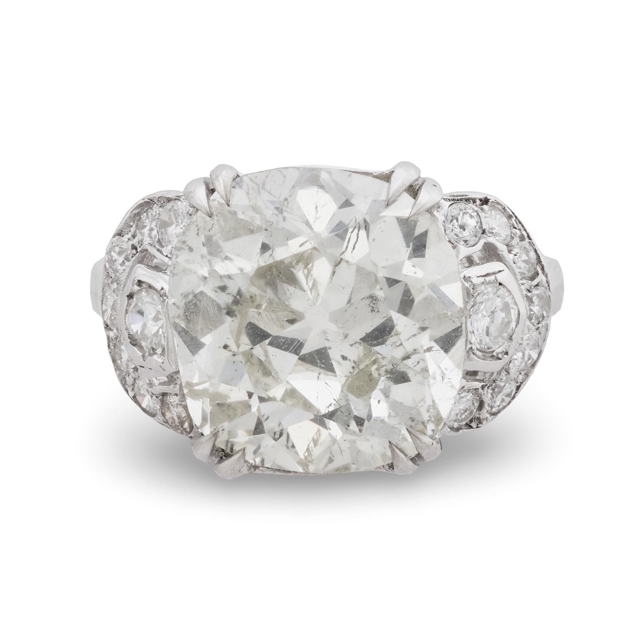 Anello Art Deco francese GIA da 6,38 carati con diamante old mine cut in oro bianco 18 carati In condizioni buone in vendita a Beverly Hills, CA