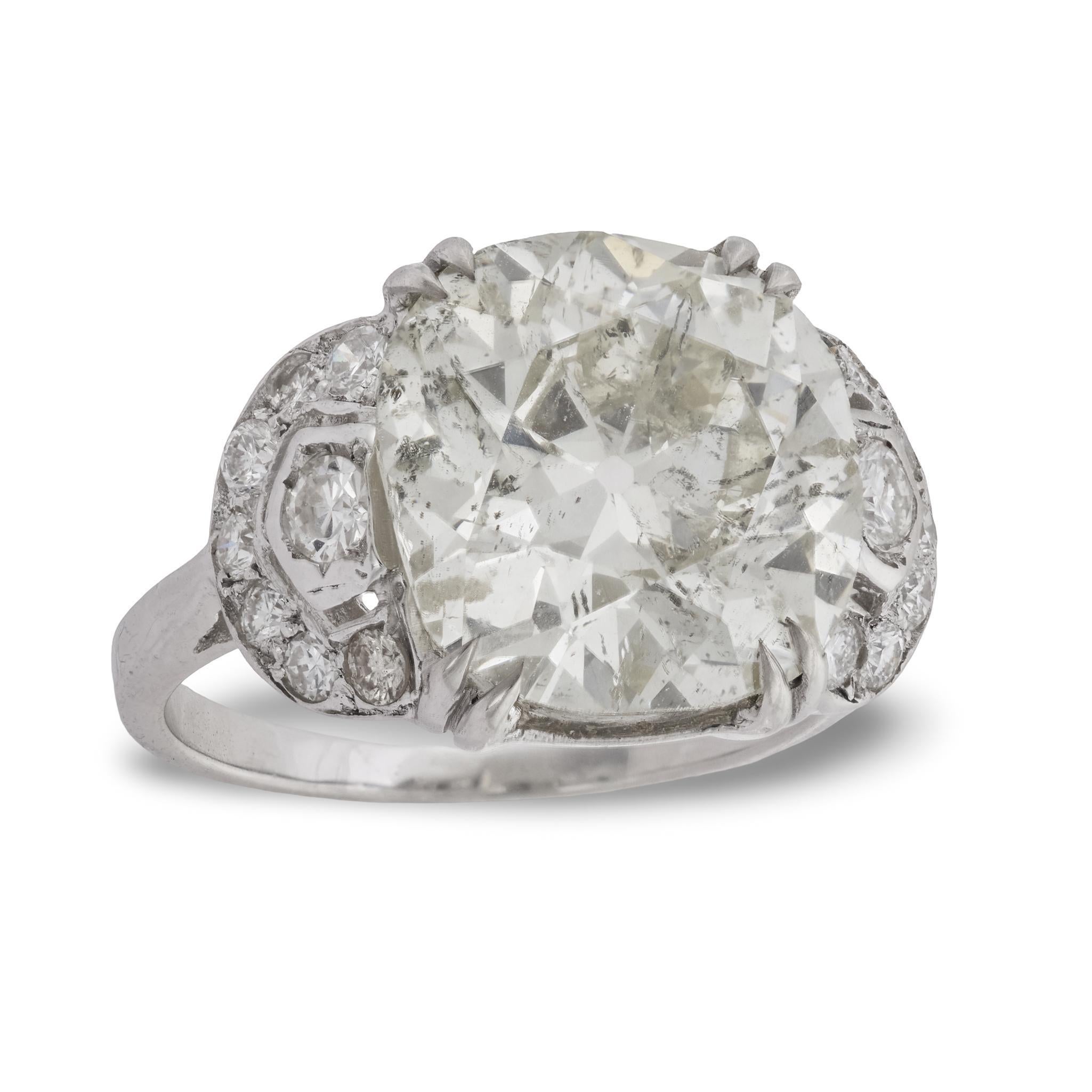 Donna Anello Art Deco francese GIA da 6,38 carati con diamante old mine cut in oro bianco 18 carati in vendita