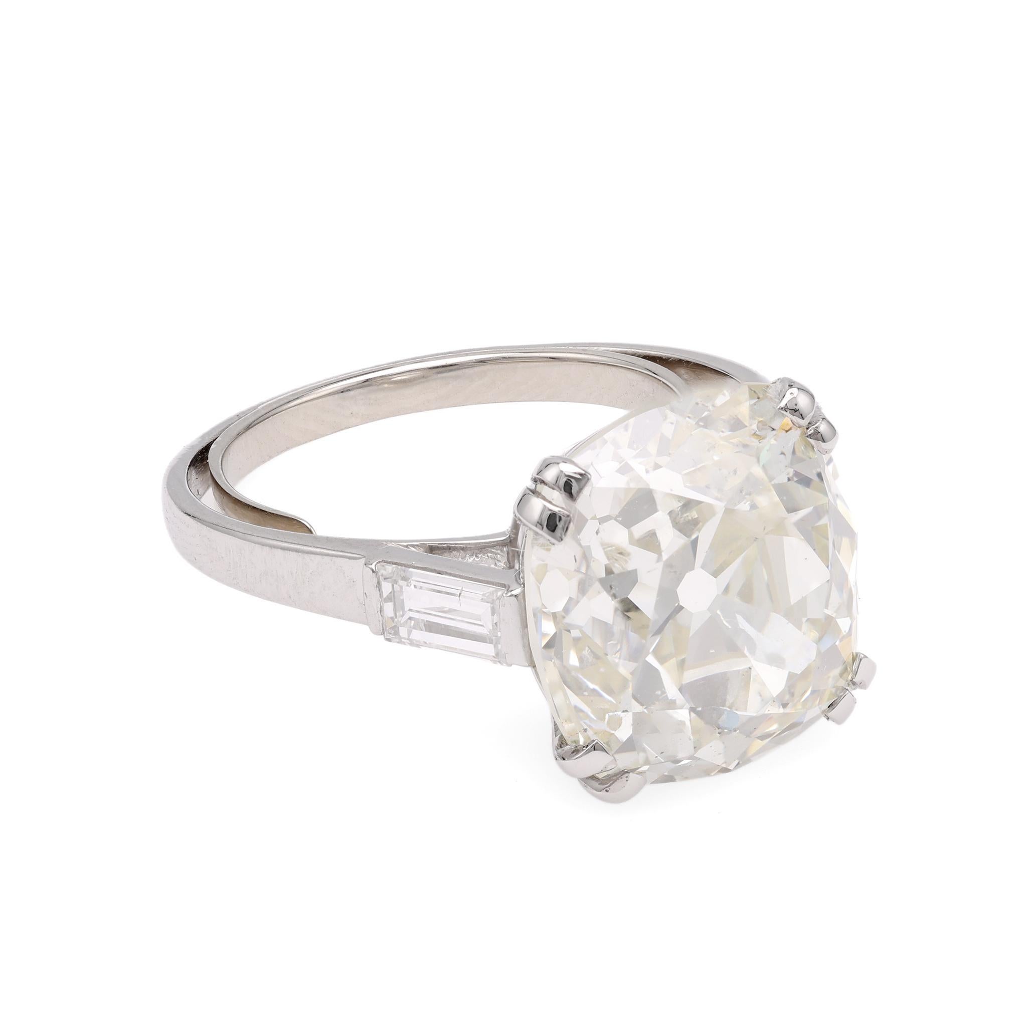 French Art Deco GIA 7.60 Carat Old Mine Cut Diamond Platinum Ring In Excellent Condition For Sale In Beverly Hills, CA