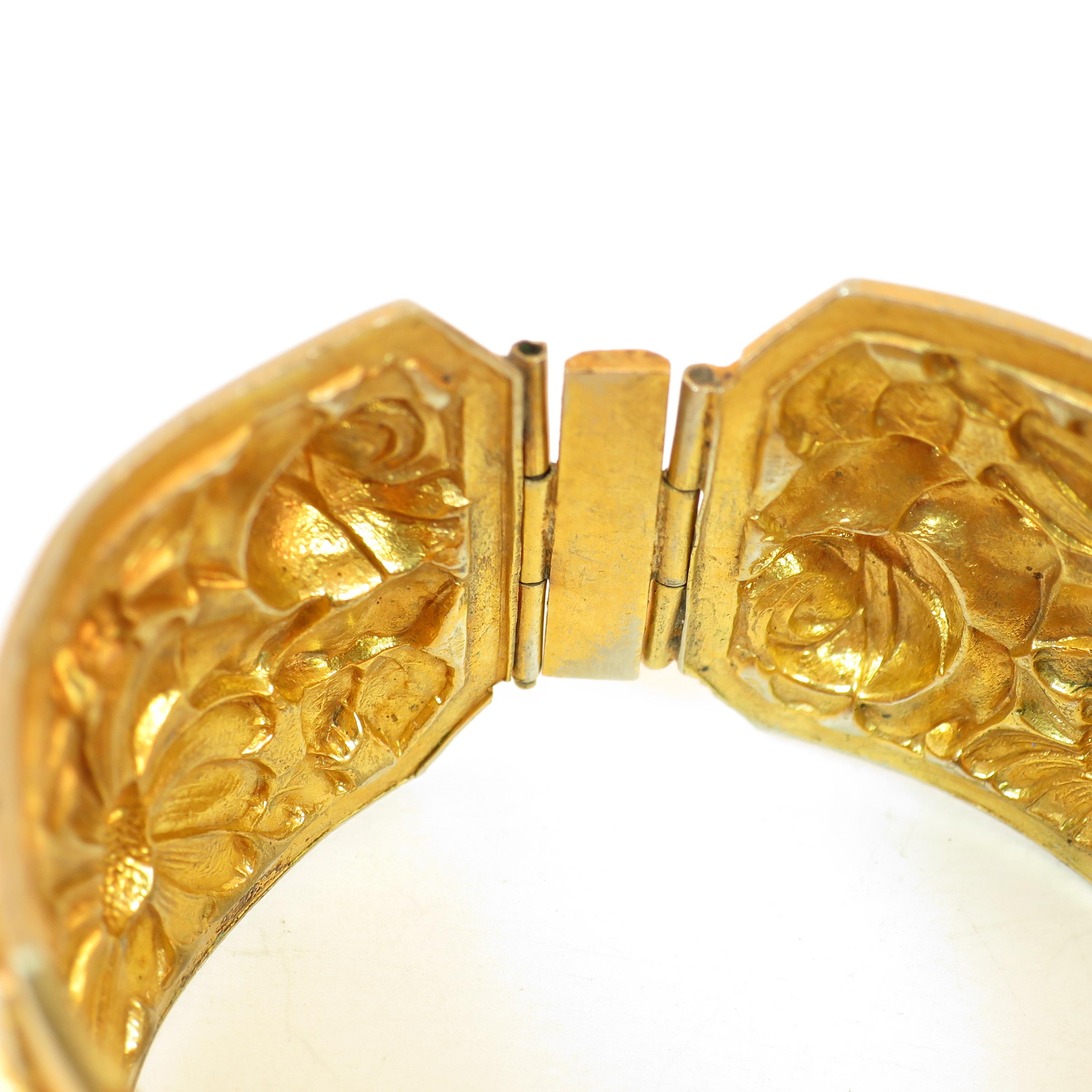 French Art Deco Gilded Floral Repousse Hinged Bracelet, 1920s im Angebot 7