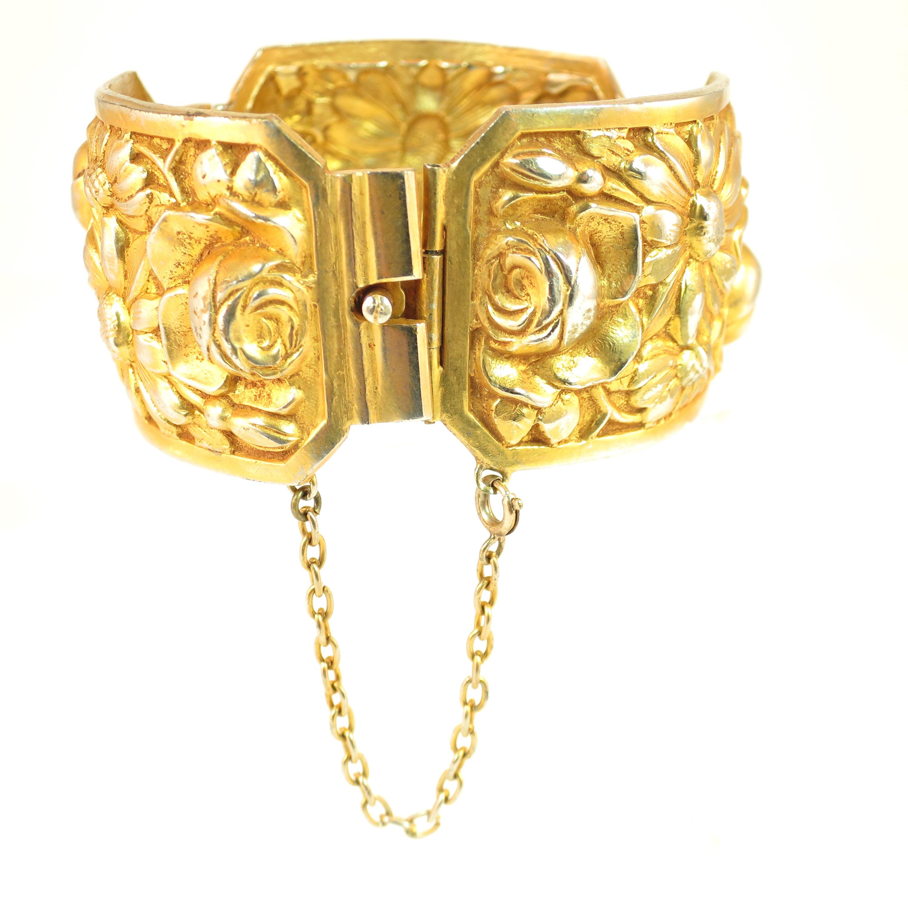 French Art Deco Gilded Floral Repousse Hinged Bracelet, 1920s (Art déco) im Angebot