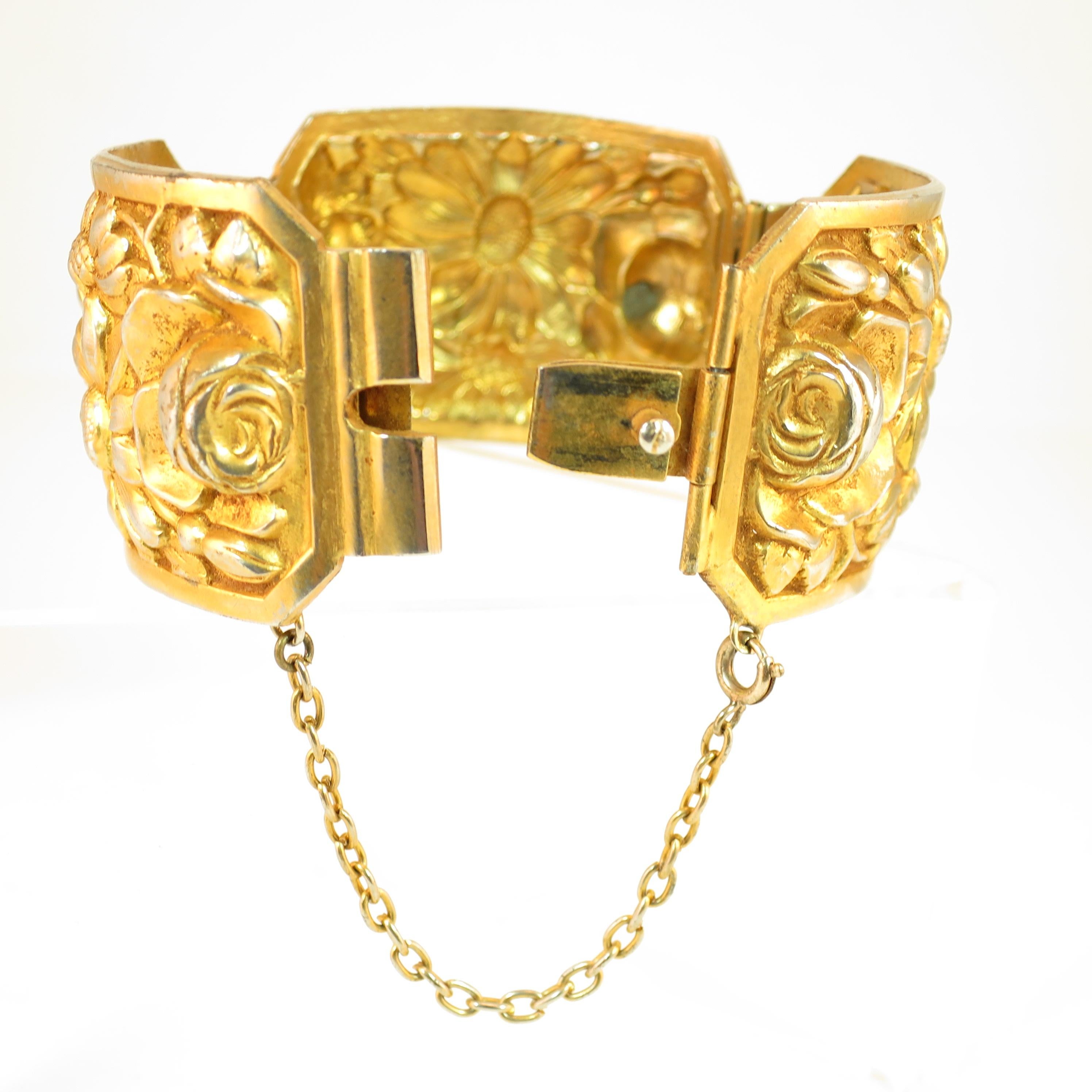 French Art Deco Gilded Floral Repousse Hinged Bracelet, 1920s im Zustand „Gut“ im Angebot in Burbank, CA