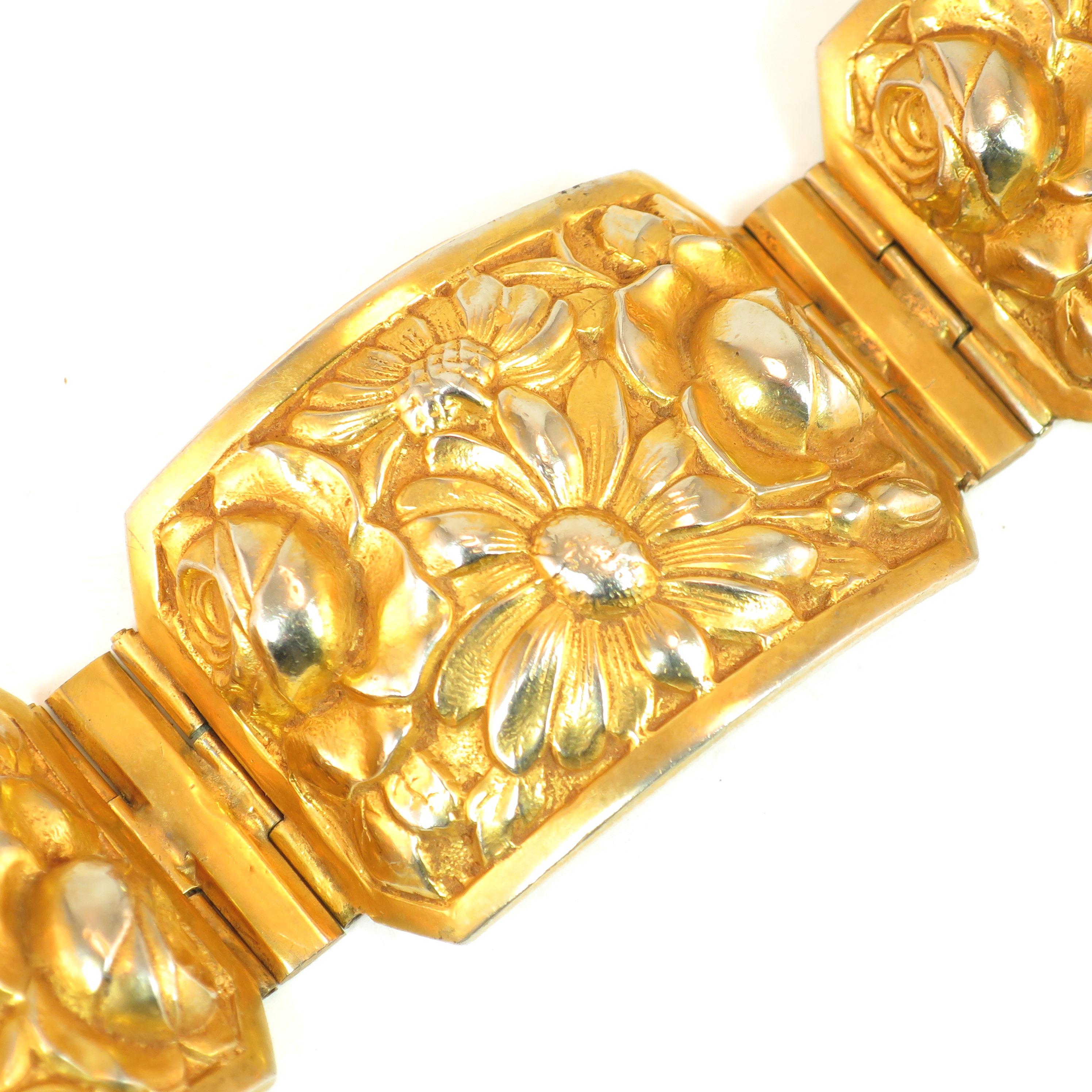 French Art Deco Gilded Floral Repousse Hinged Bracelet, 1920s im Angebot 1
