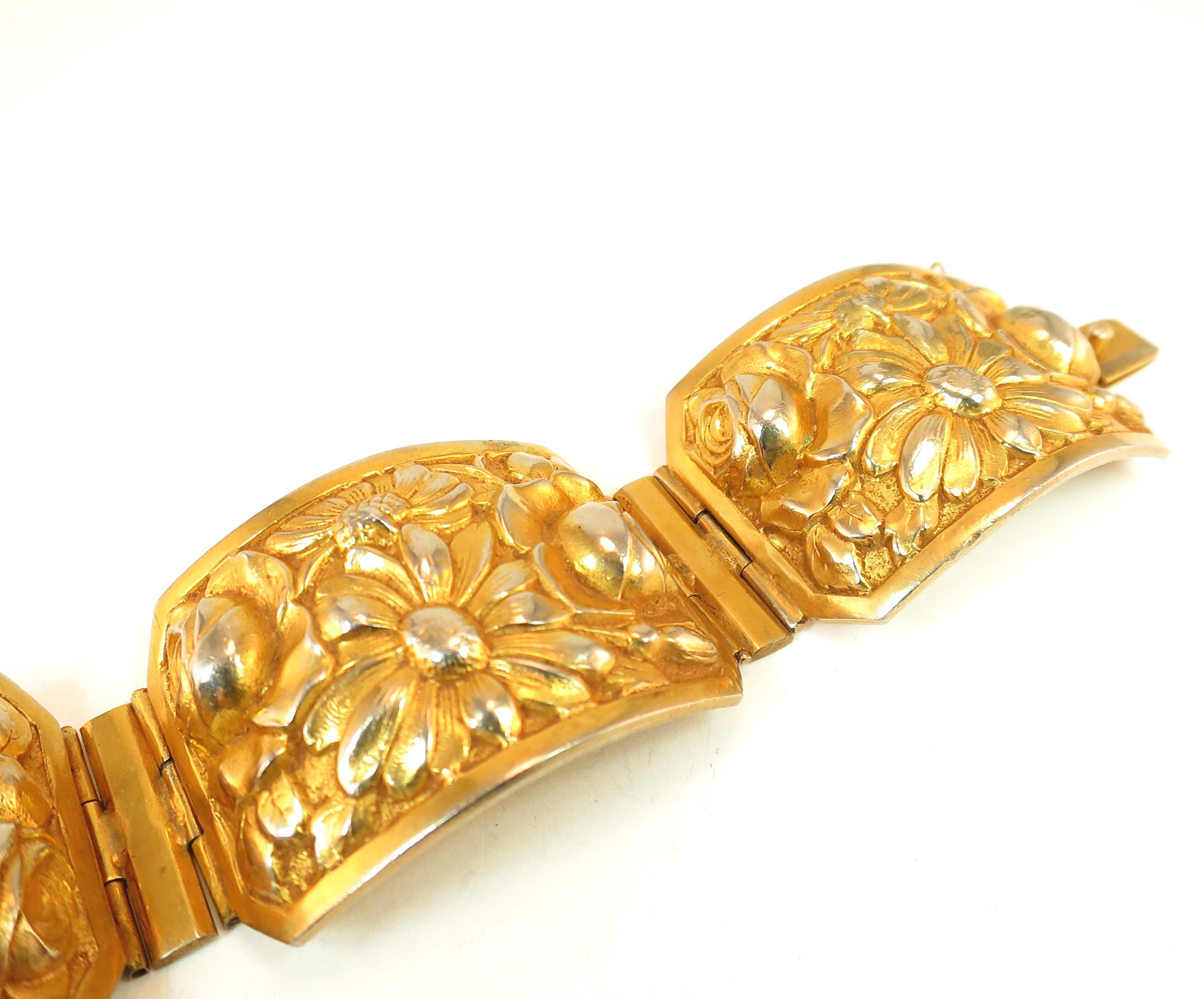 French Art Deco Gilded Floral Repousse Hinged Bracelet, 1920s im Angebot 2
