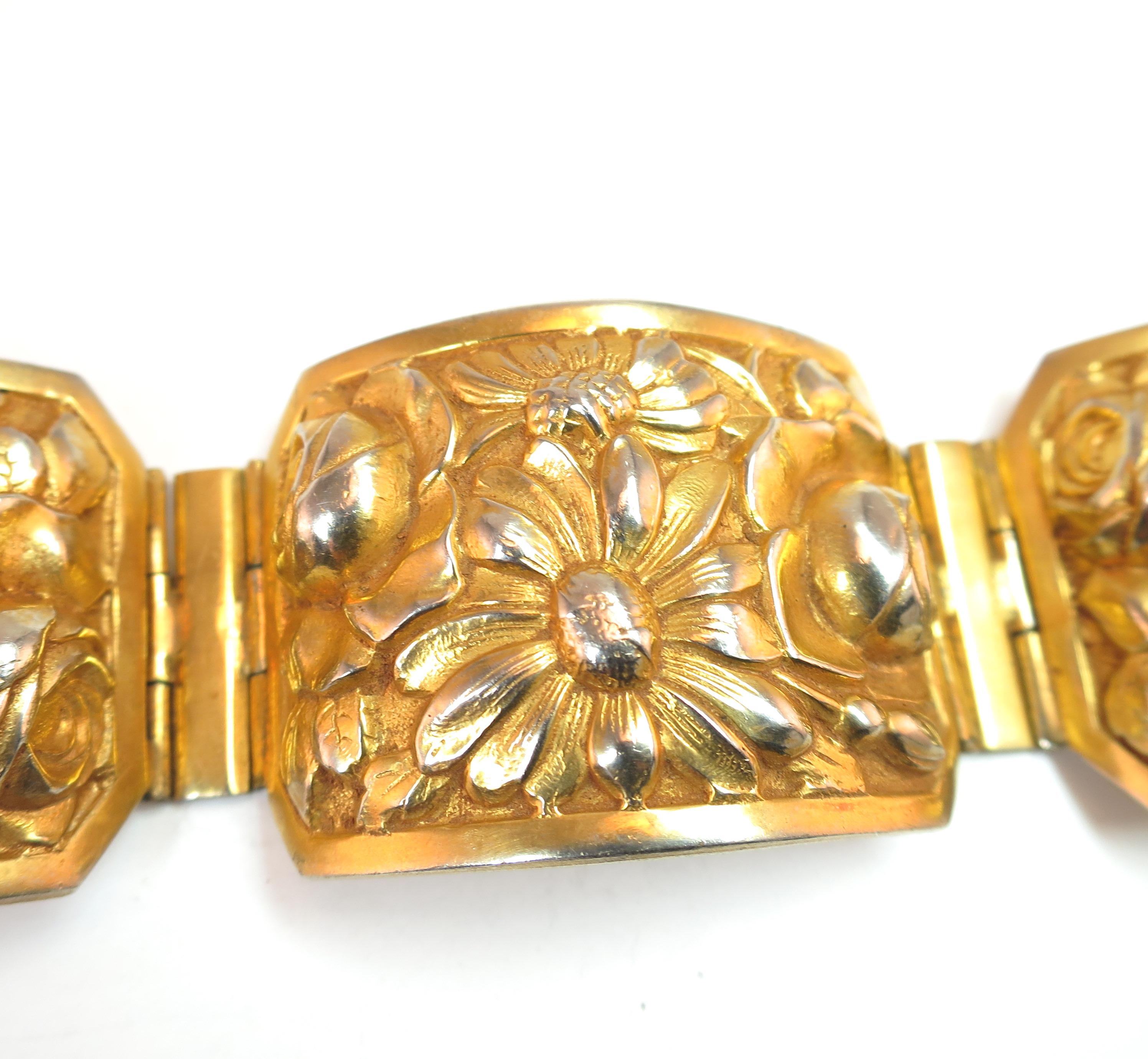 French Art Deco Gilded Floral Repousse Hinged Bracelet, 1920s im Angebot 3