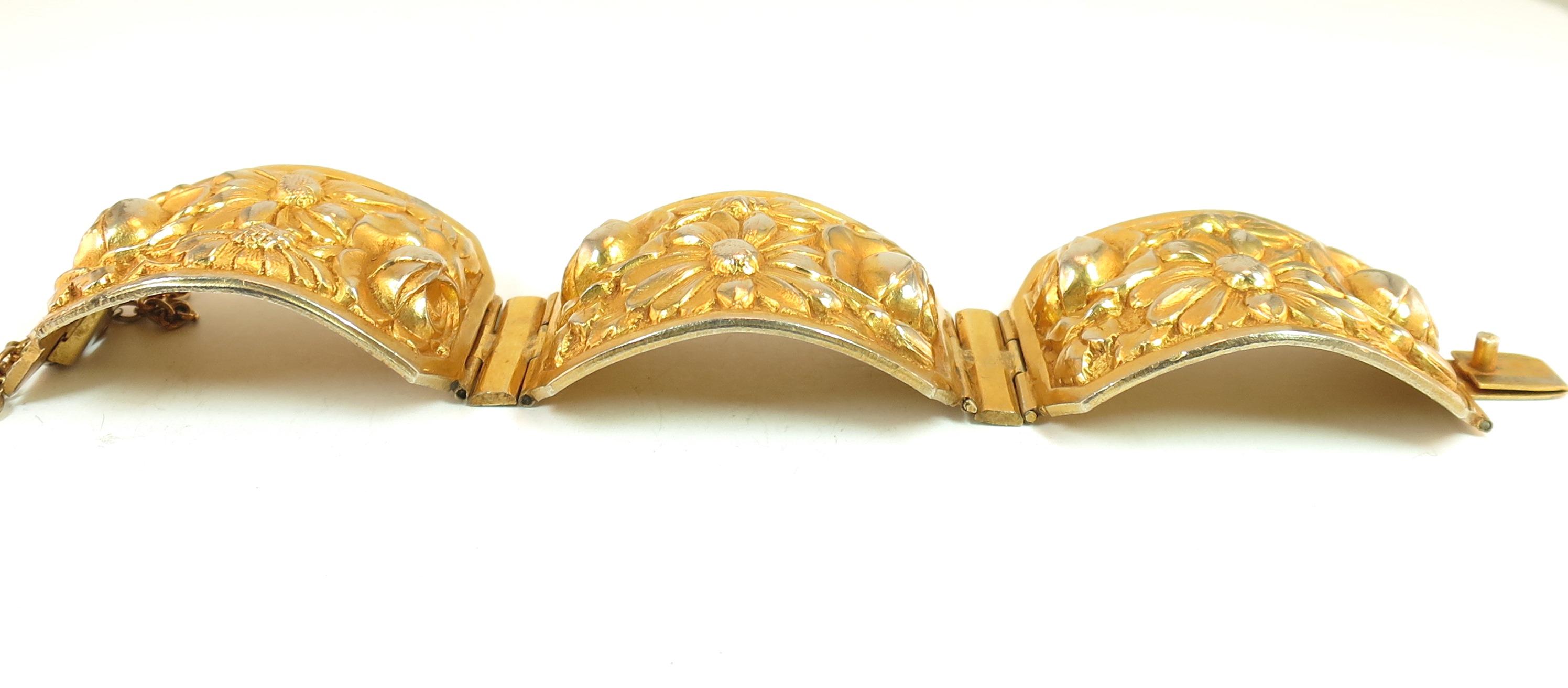 French Art Deco Gilded Floral Repousse Hinged Bracelet, 1920s im Angebot 4