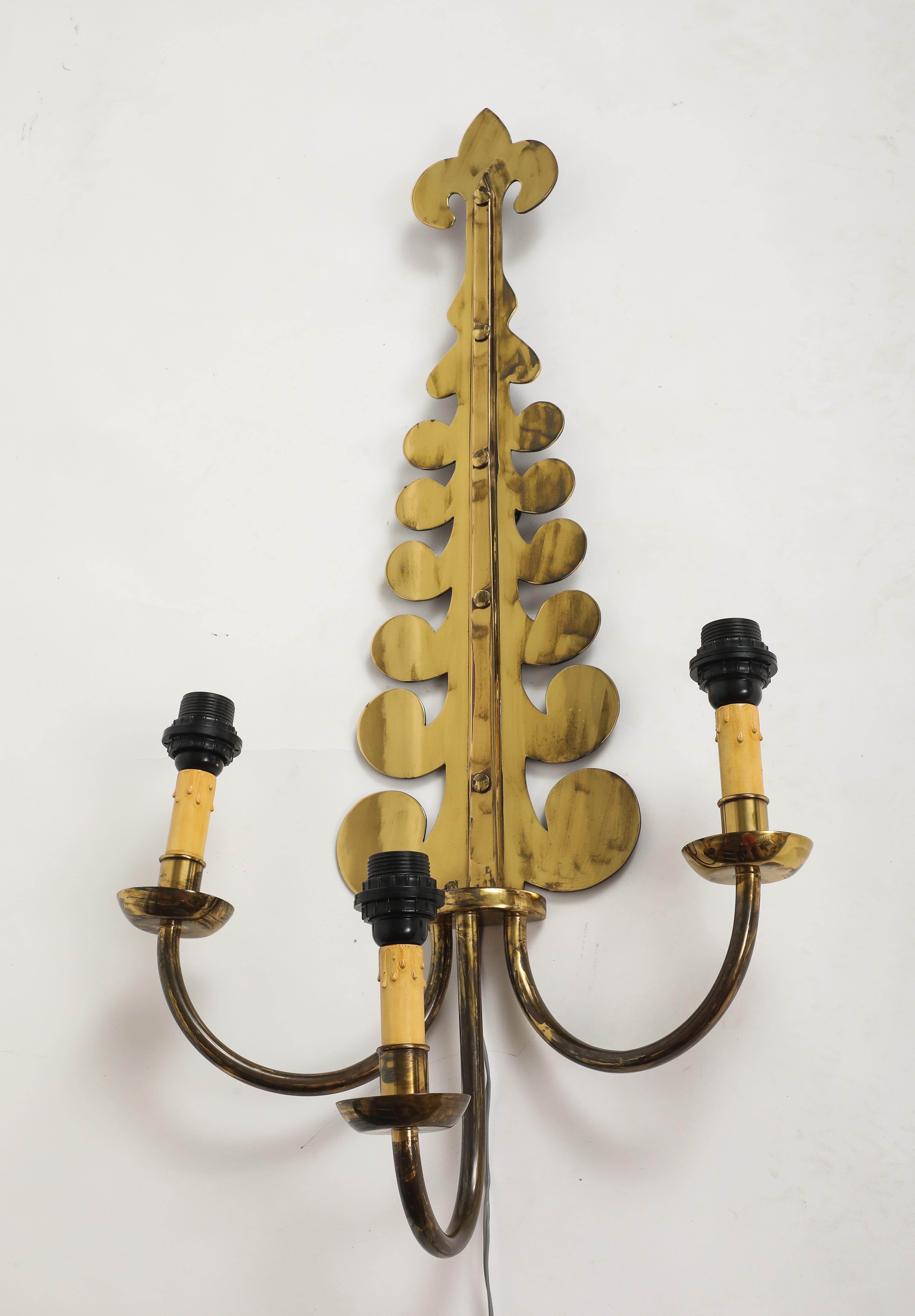 Applique à volute en laiton doré et abat-jour en parchemin, c. 1940. en vente 2