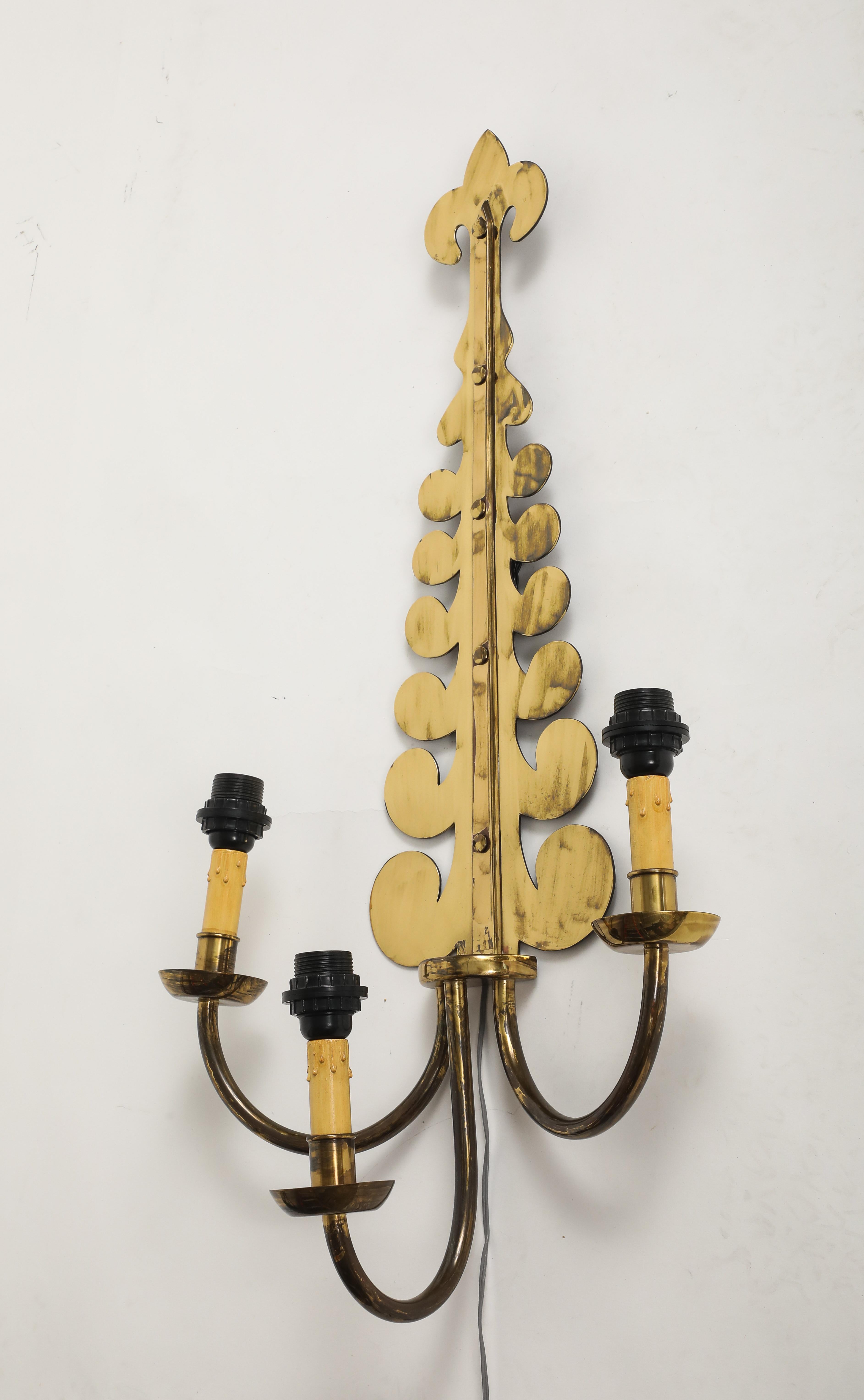 Applique à volute en laiton doré et abat-jour en parchemin, c. 1940. en vente 3