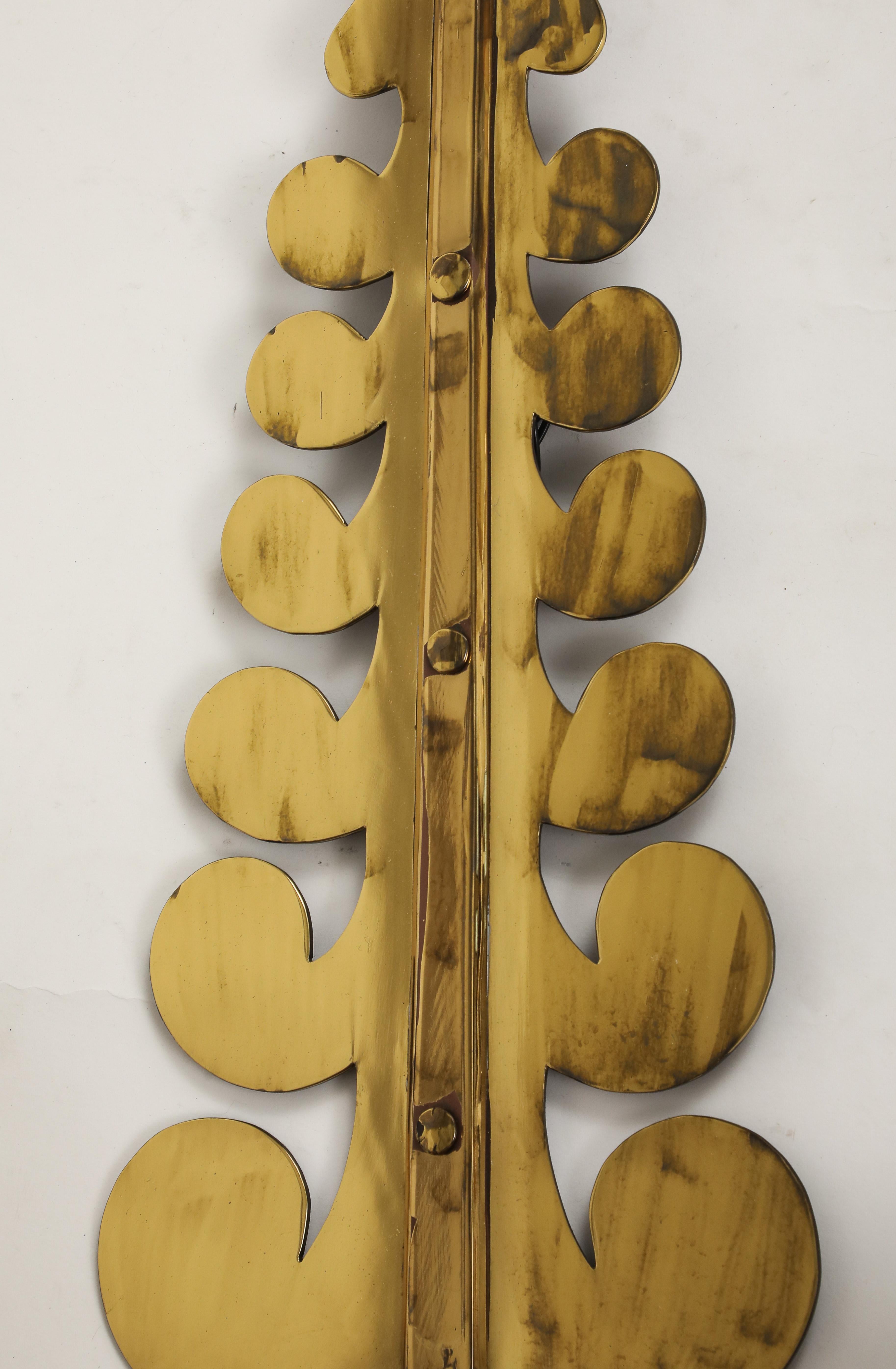 Applique à volute en laiton doré et abat-jour en parchemin, c. 1940. en vente 5