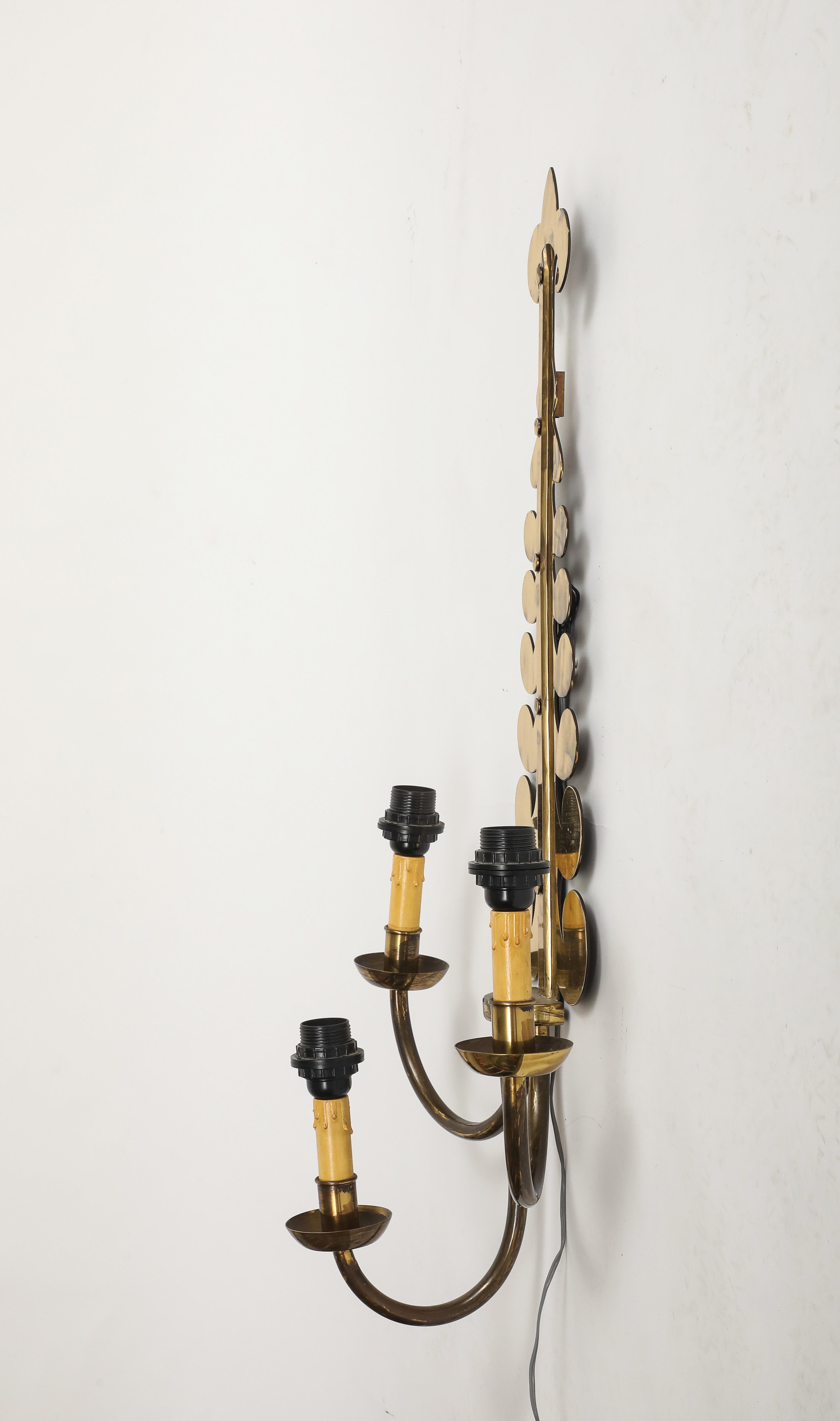 Applique à volute en laiton doré et abat-jour en parchemin, c. 1940. en vente 8