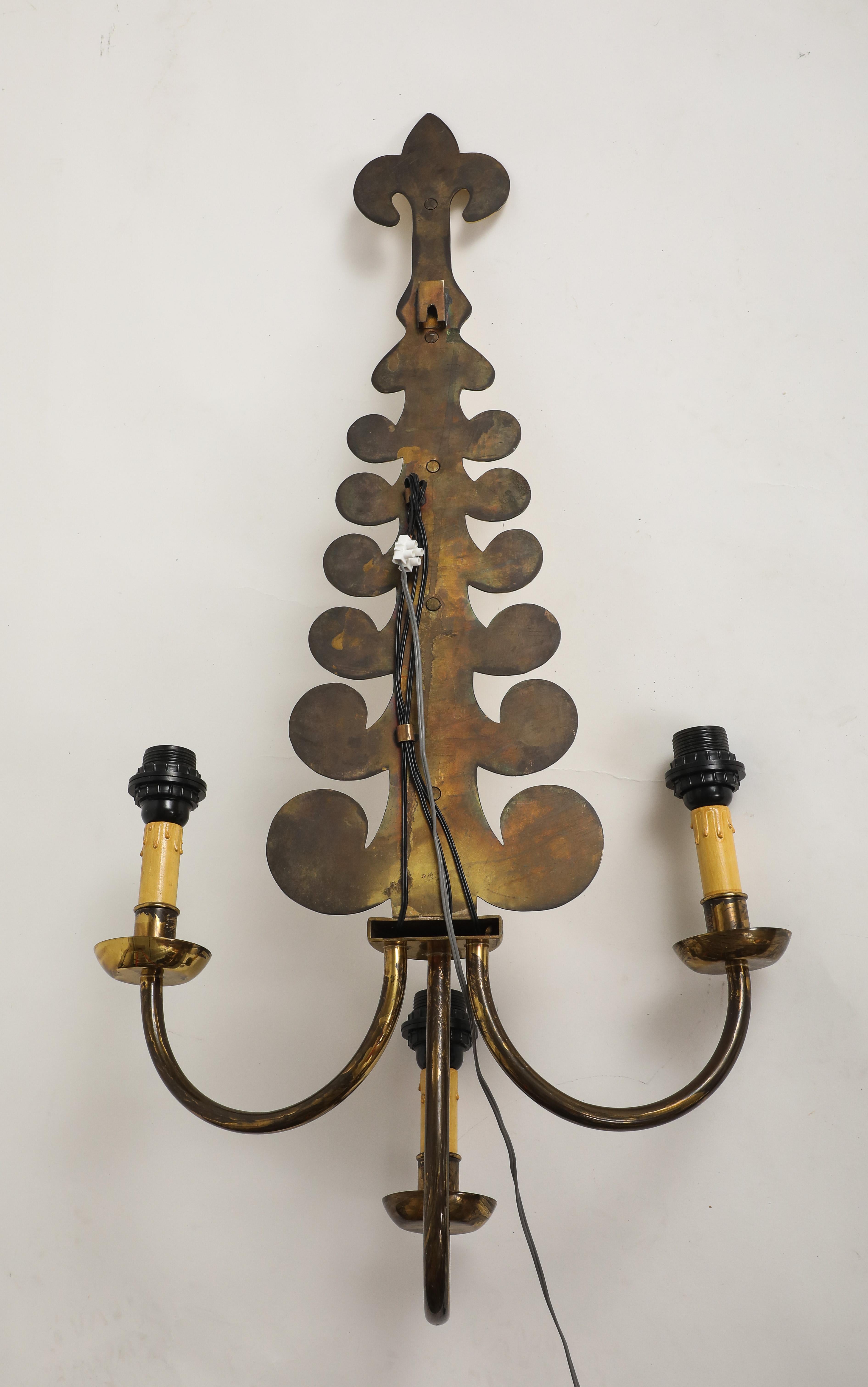 Applique à volute en laiton doré et abat-jour en parchemin, c. 1940. en vente 9