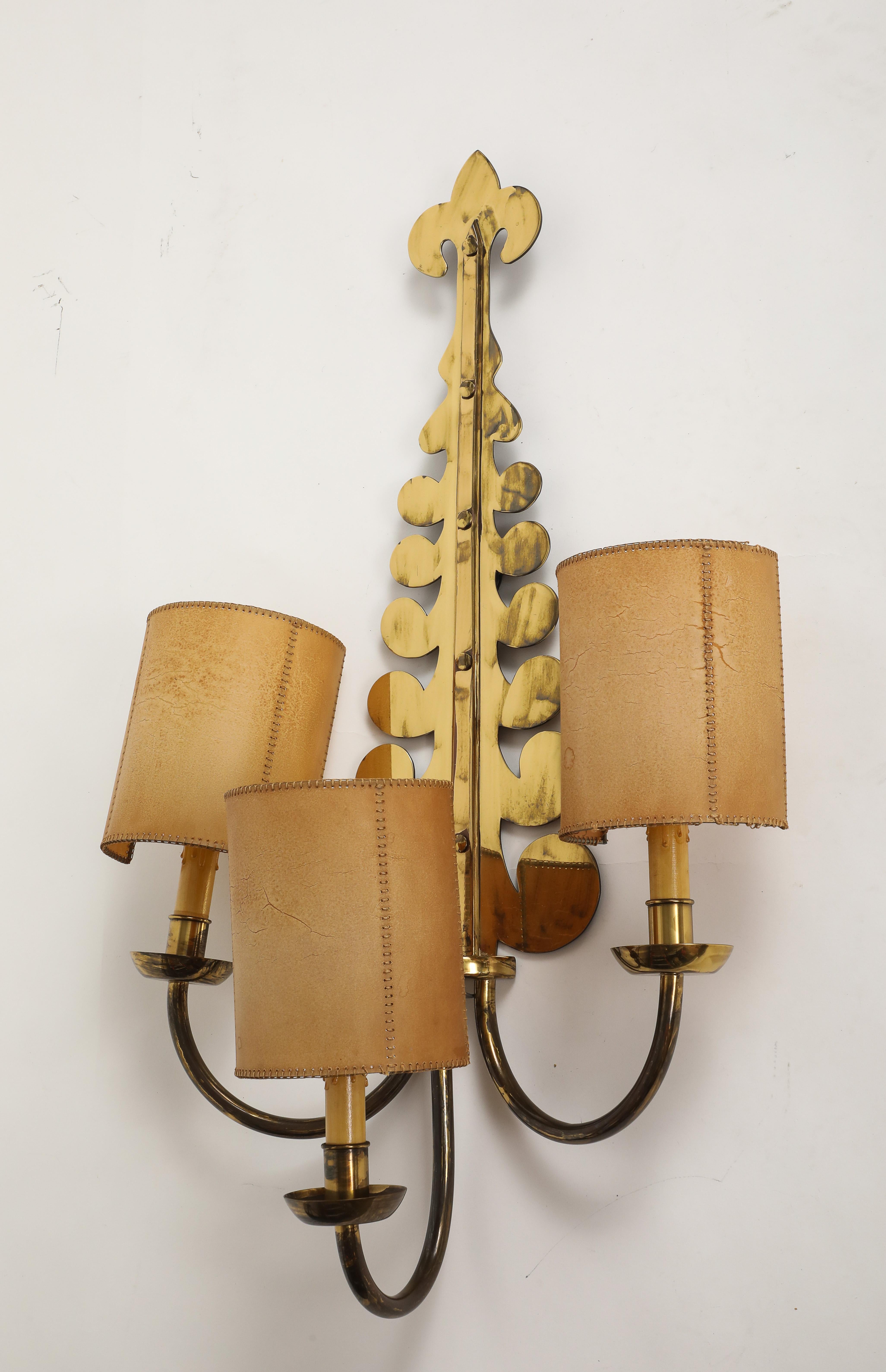 Art déco Applique à volute en laiton doré et abat-jour en parchemin, c. 1940. en vente