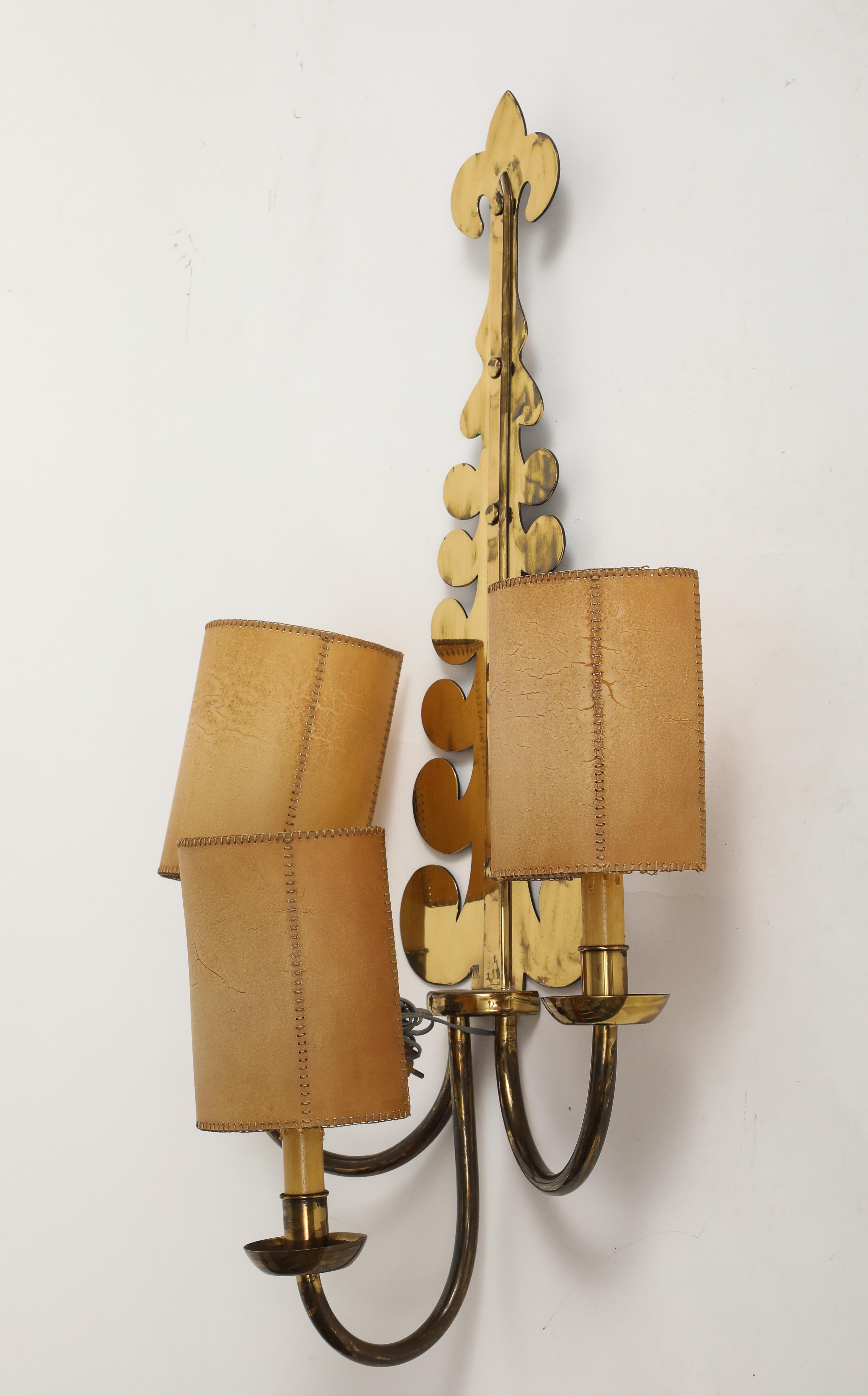 Français Applique à volute en laiton doré et abat-jour en parchemin, c. 1940. en vente