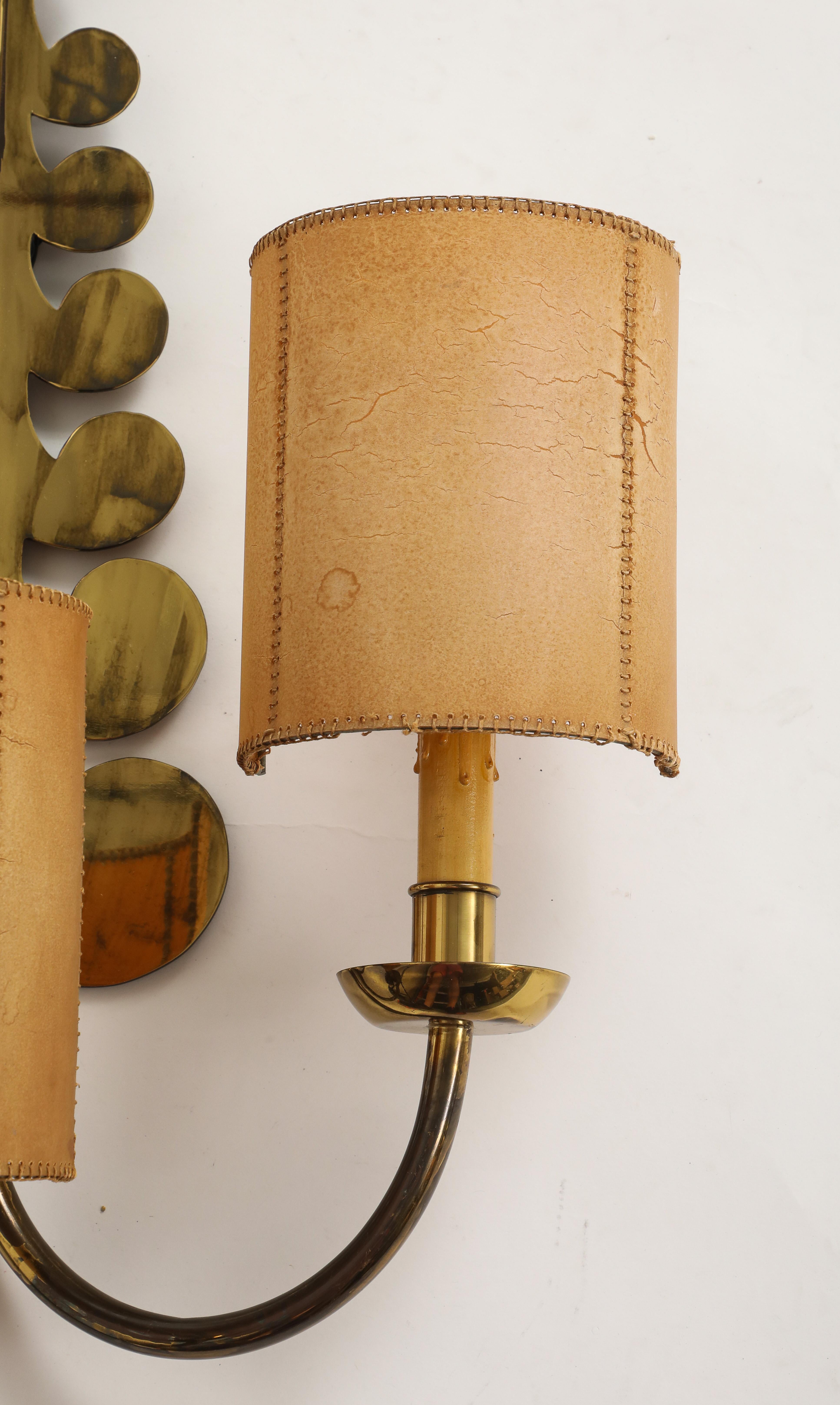 Doré Applique à volute en laiton doré et abat-jour en parchemin, c. 1940. en vente