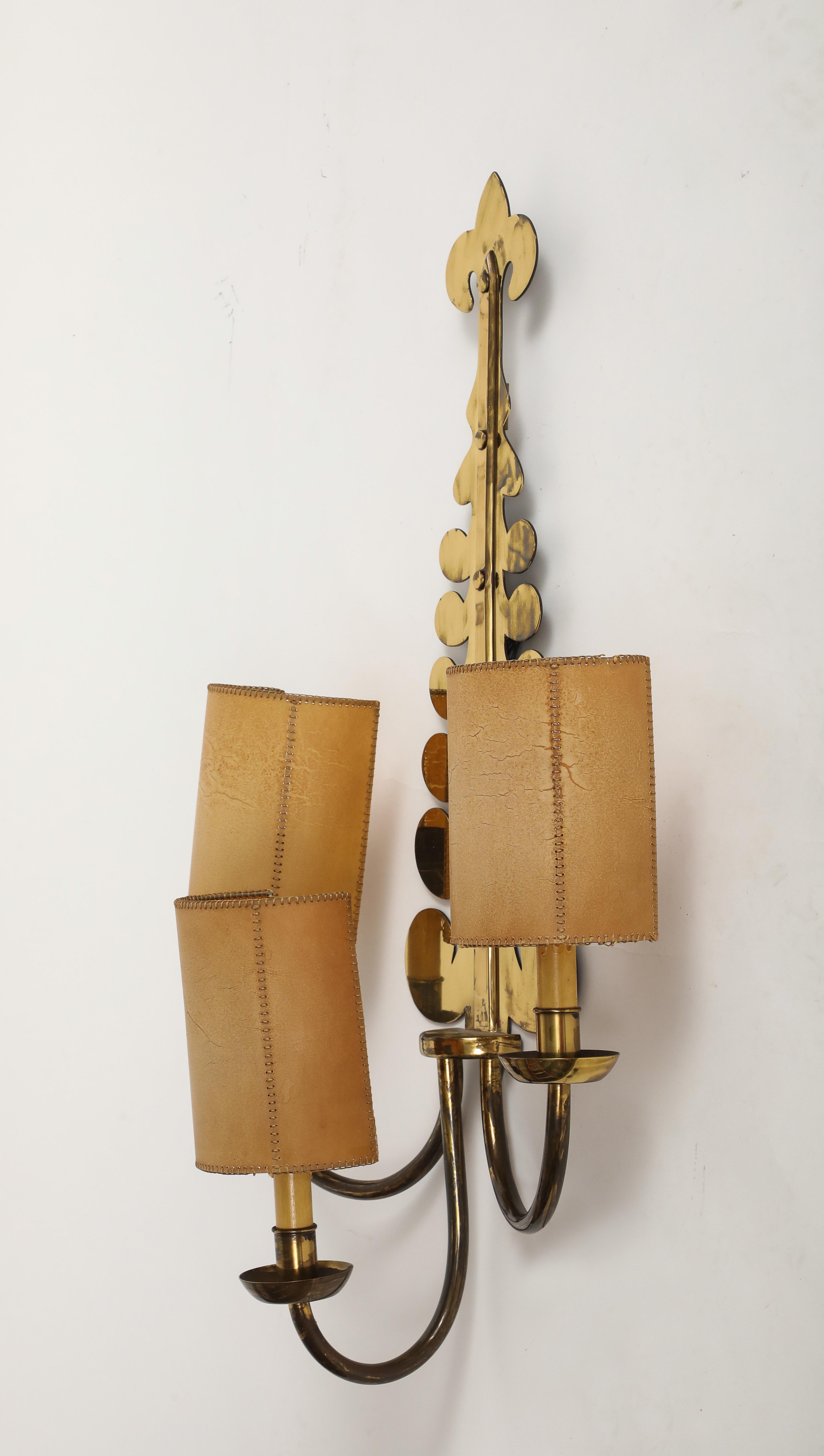 Milieu du XXe siècle Applique à volute en laiton doré et abat-jour en parchemin, c. 1940. en vente