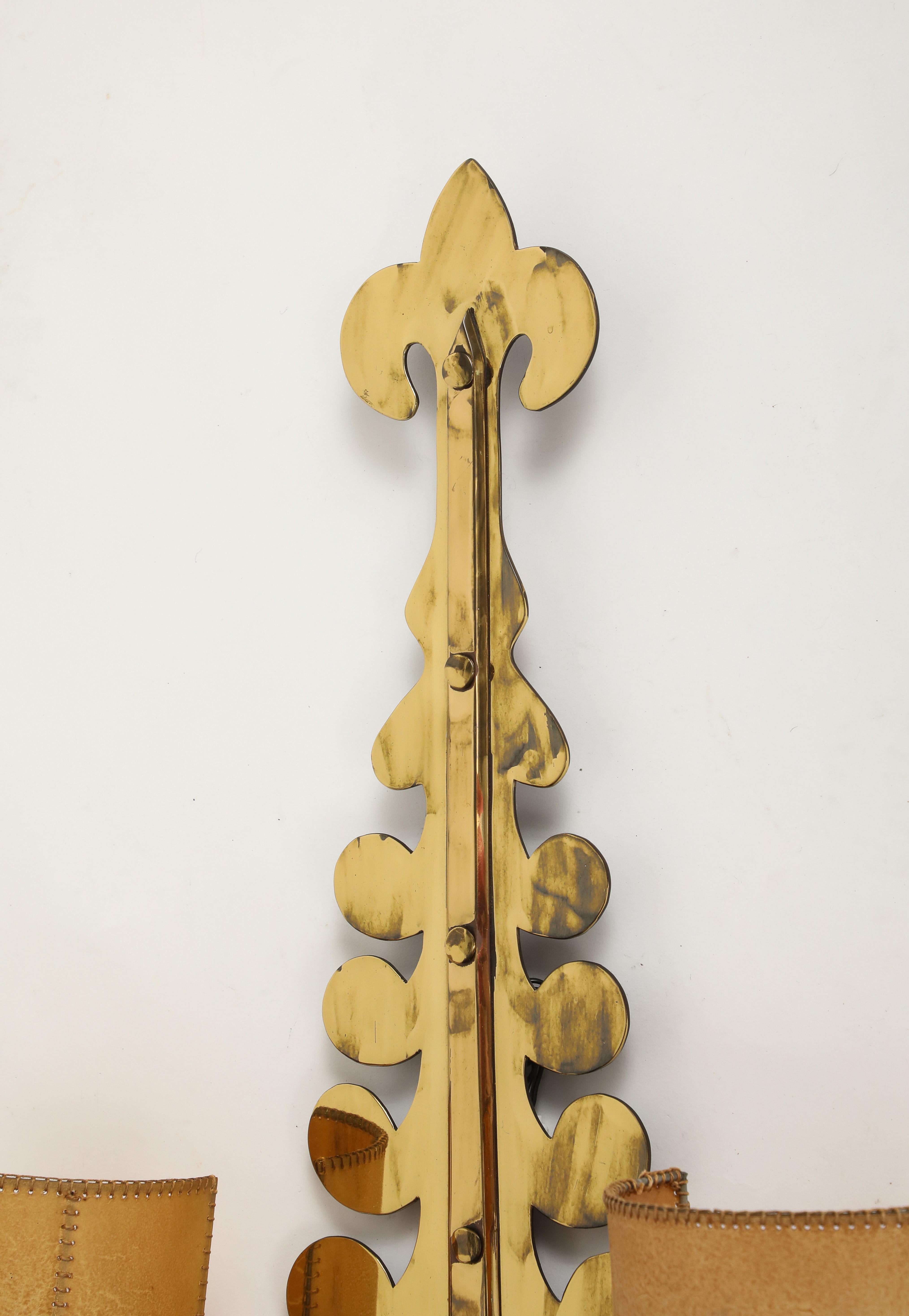 Laiton Applique à volute en laiton doré et abat-jour en parchemin, c. 1940. en vente