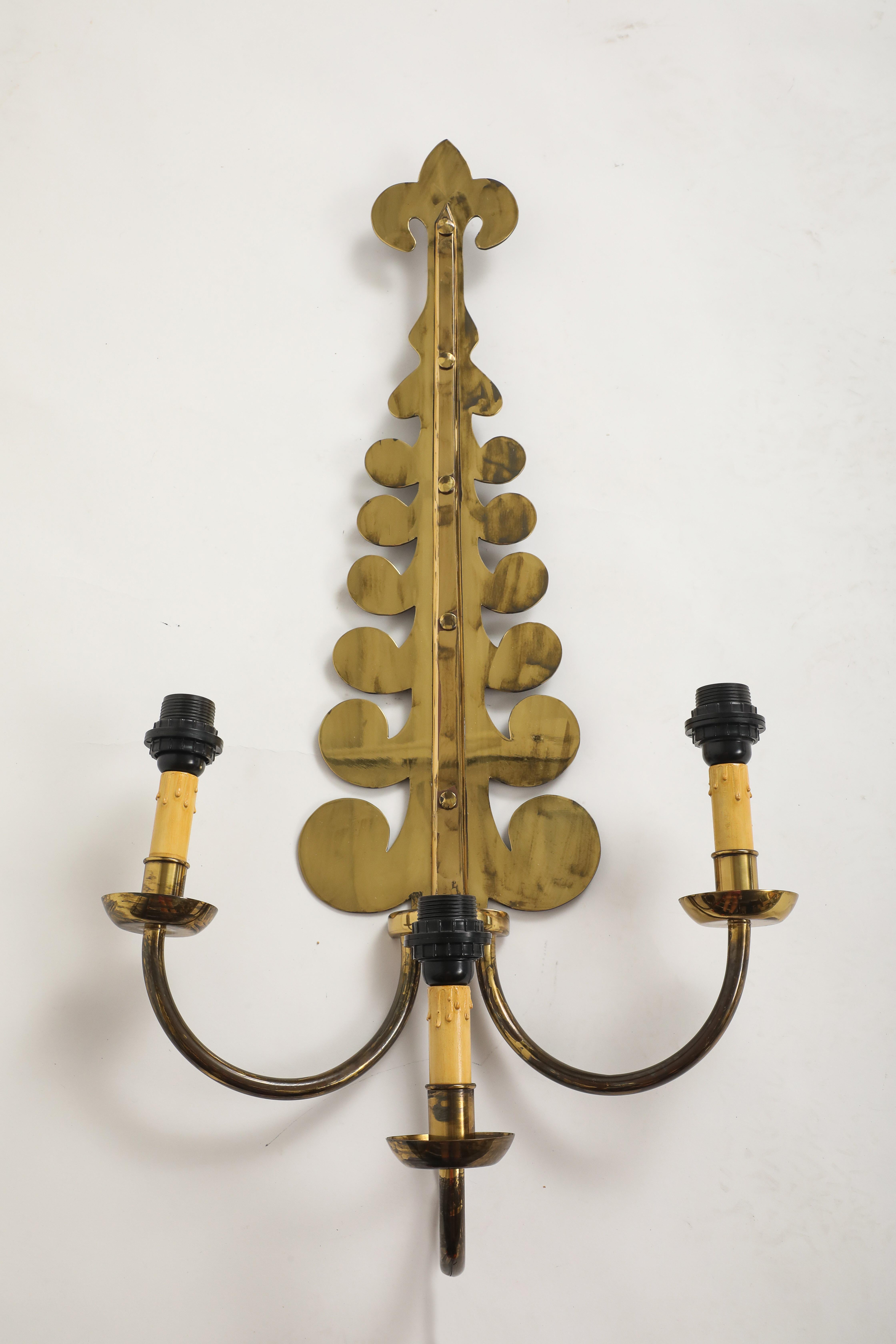 Applique à volute en laiton doré et abat-jour en parchemin, c. 1940. en vente 1
