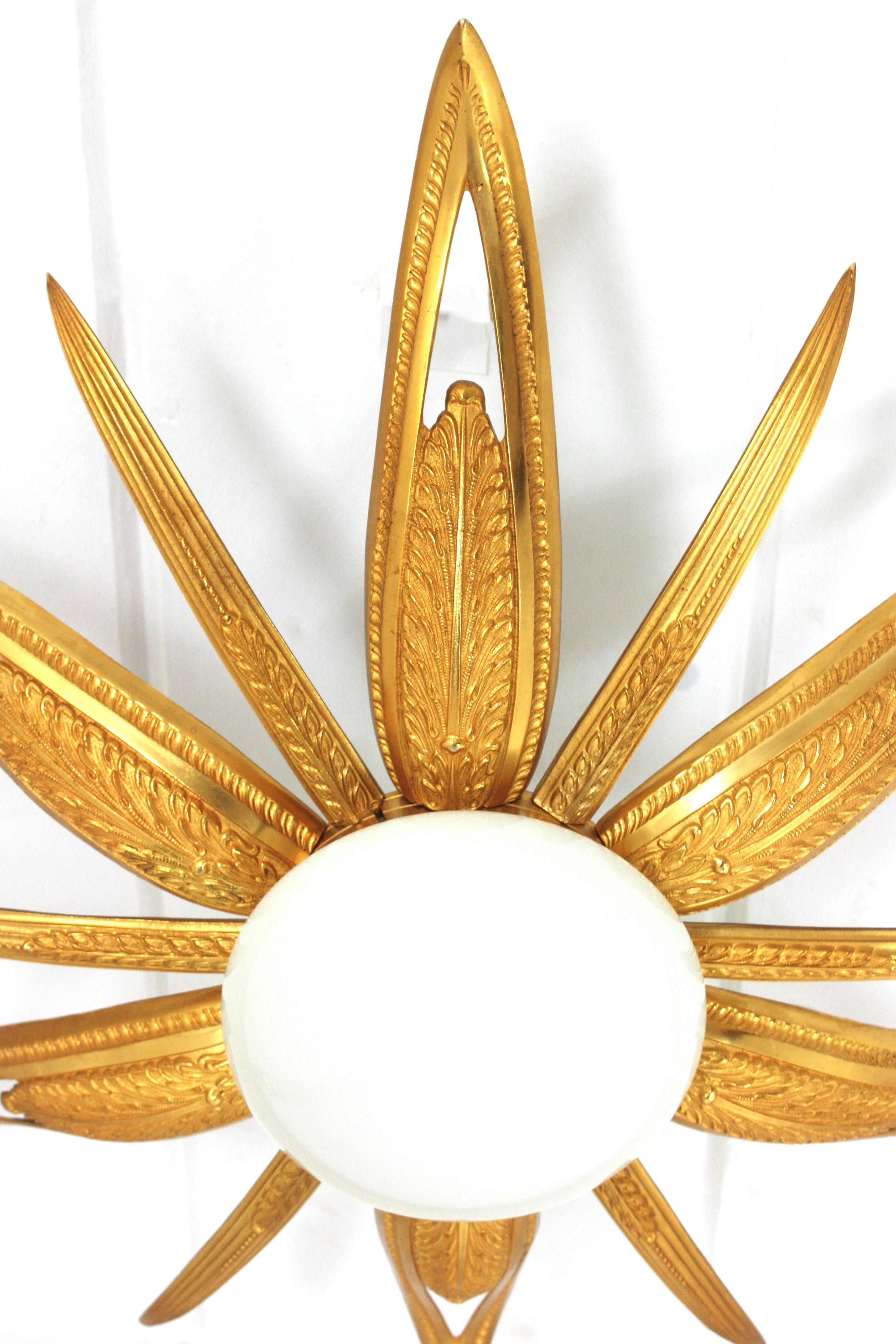 Französisch Art Deco vergoldete Bronze und Milchglas Starburst Sunburst Flush Mount im Angebot 5