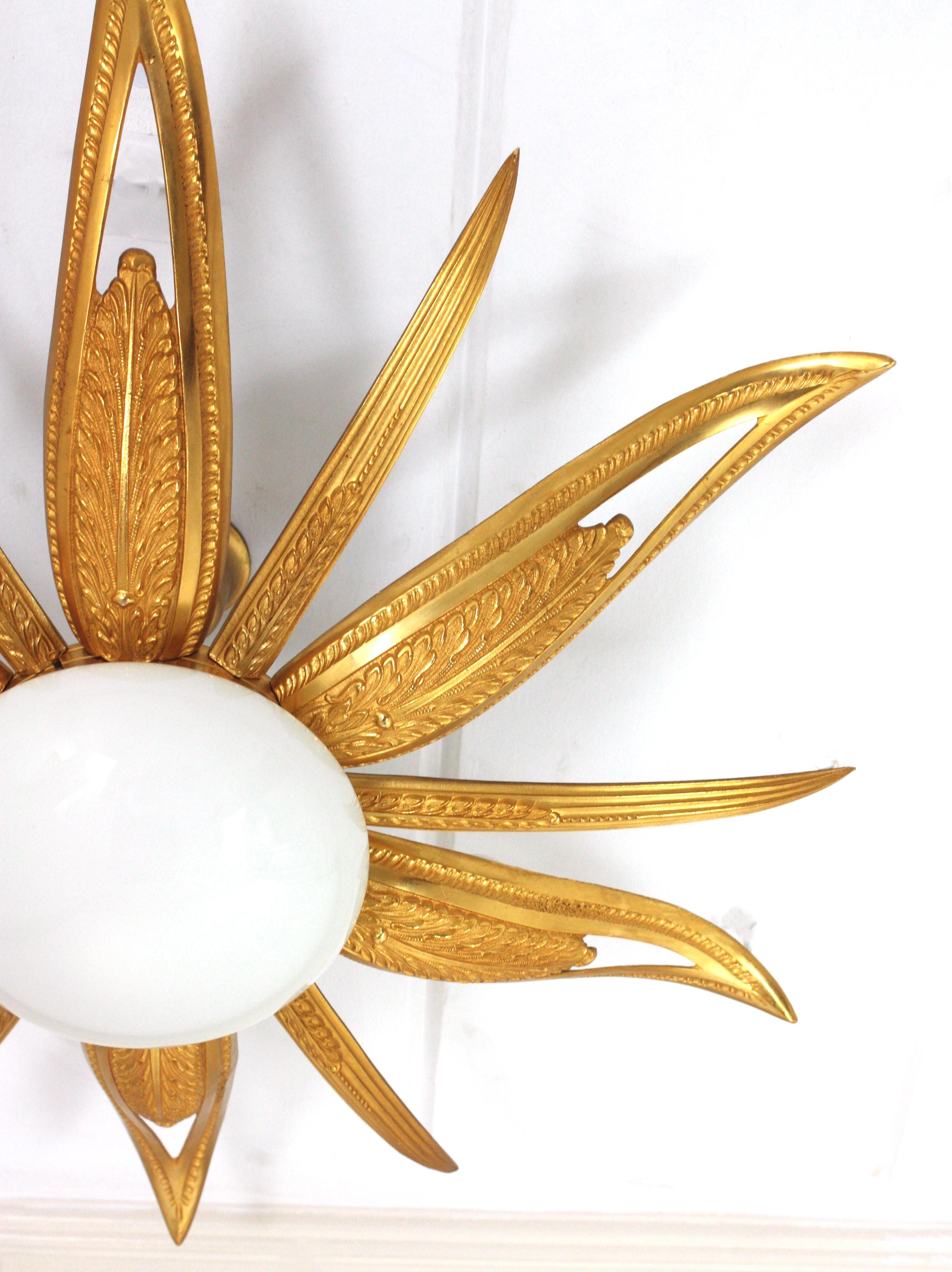 Französisch Art Deco vergoldete Bronze und Milchglas Starburst Sunburst Flush Mount im Angebot 7